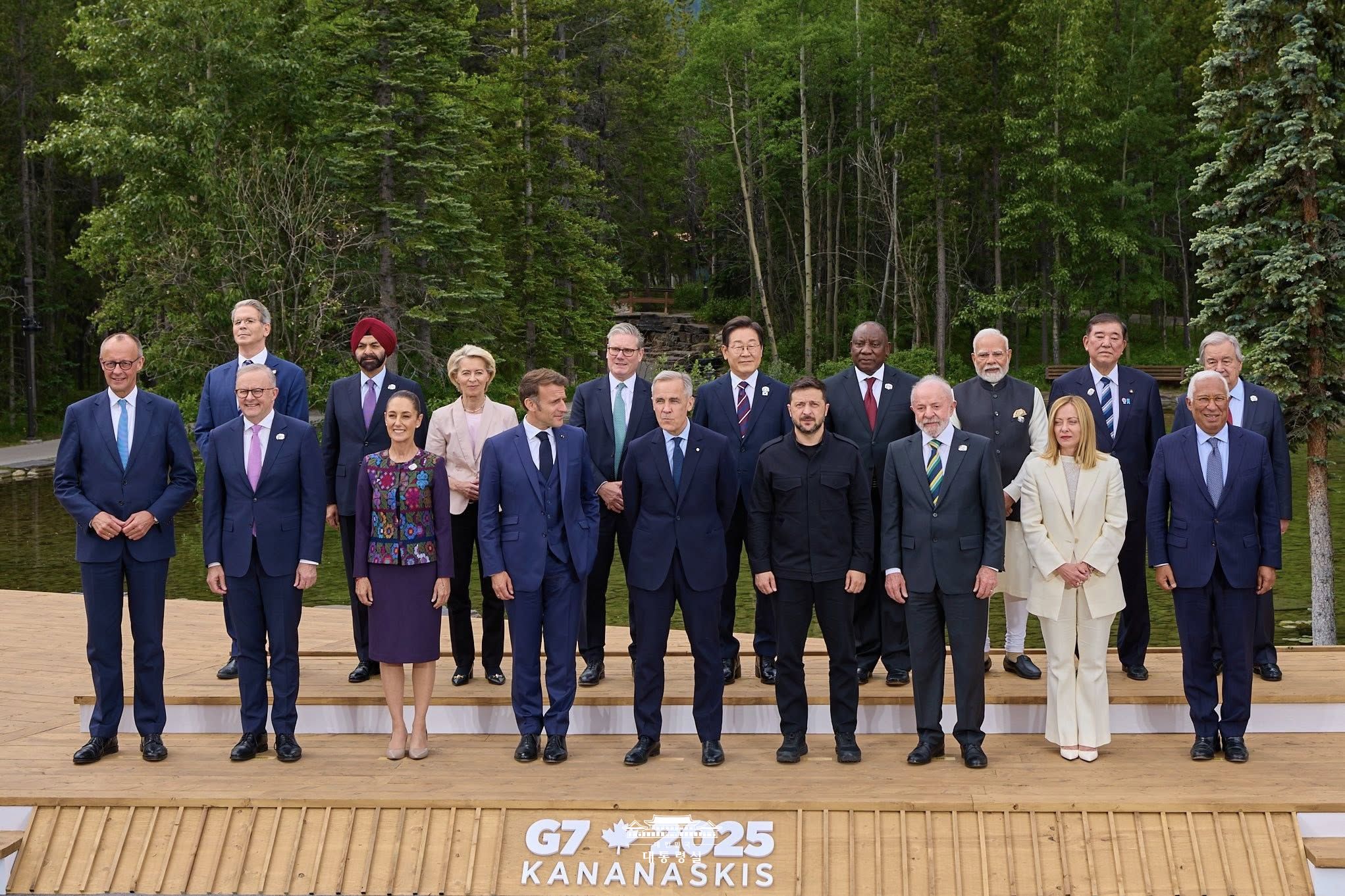 민주주의의 힘으로 국제무대에 당당히 복귀했습니다