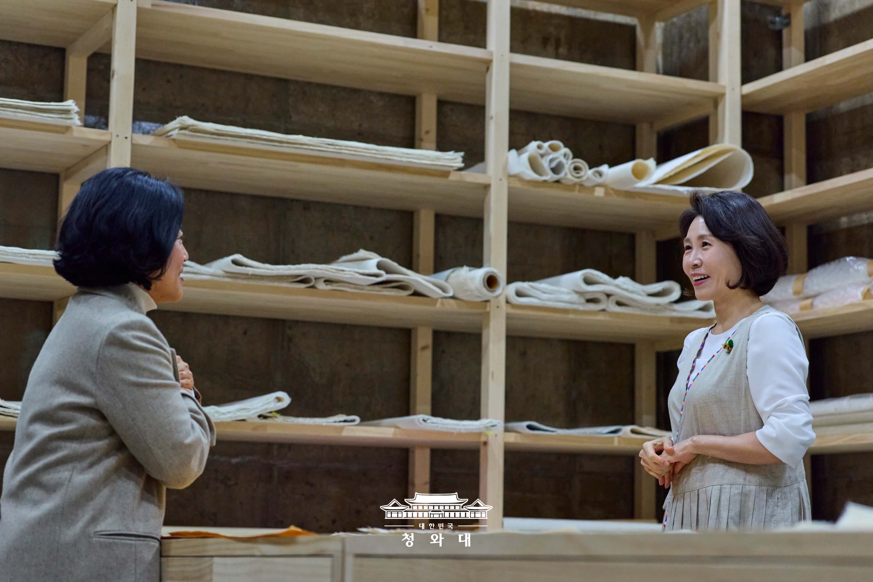 김혜경 여사, 천년한지관 방문 및 한지 제작 체험2