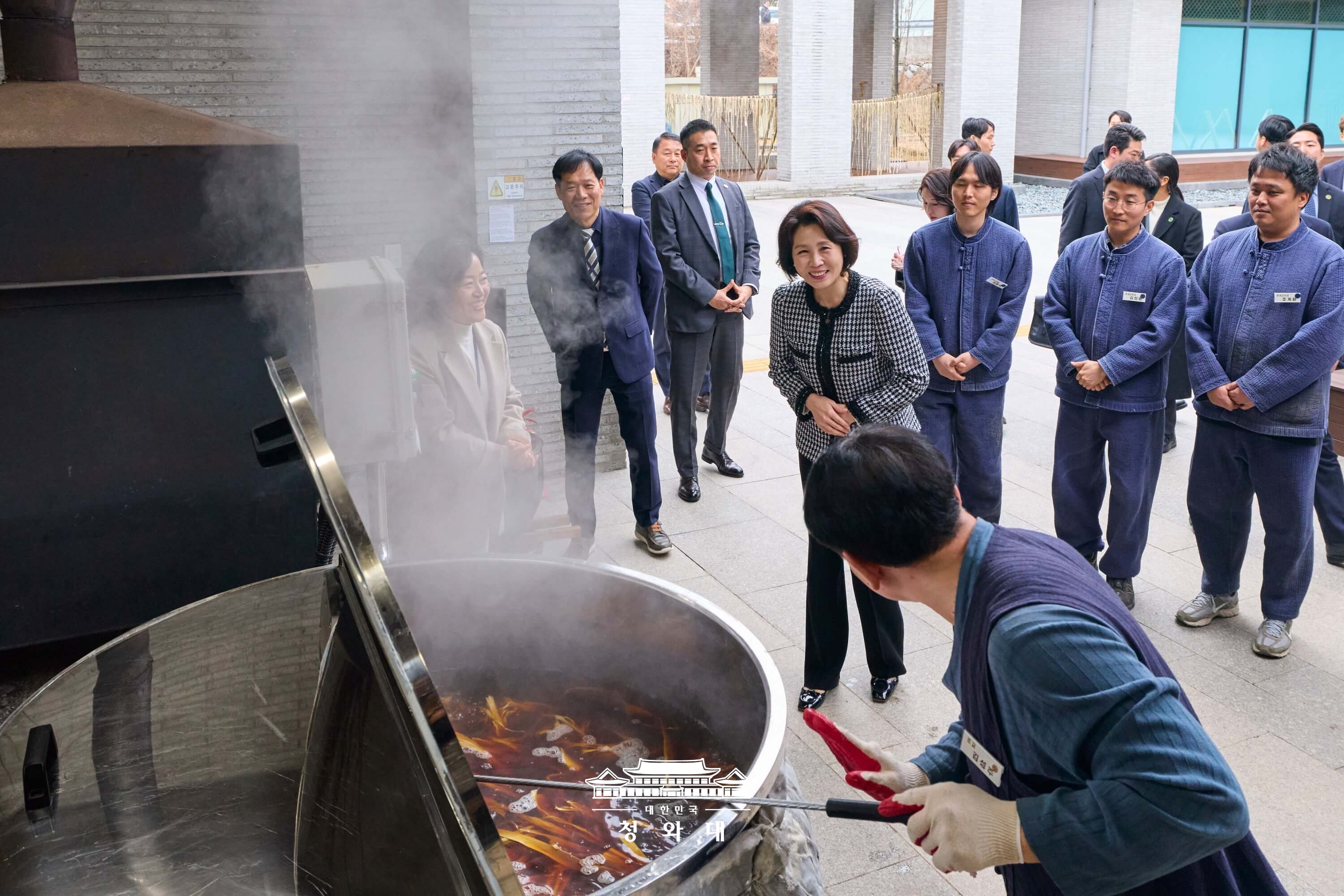 김혜경 여사, 천년한지관 방문 및 한지 제작 체험4