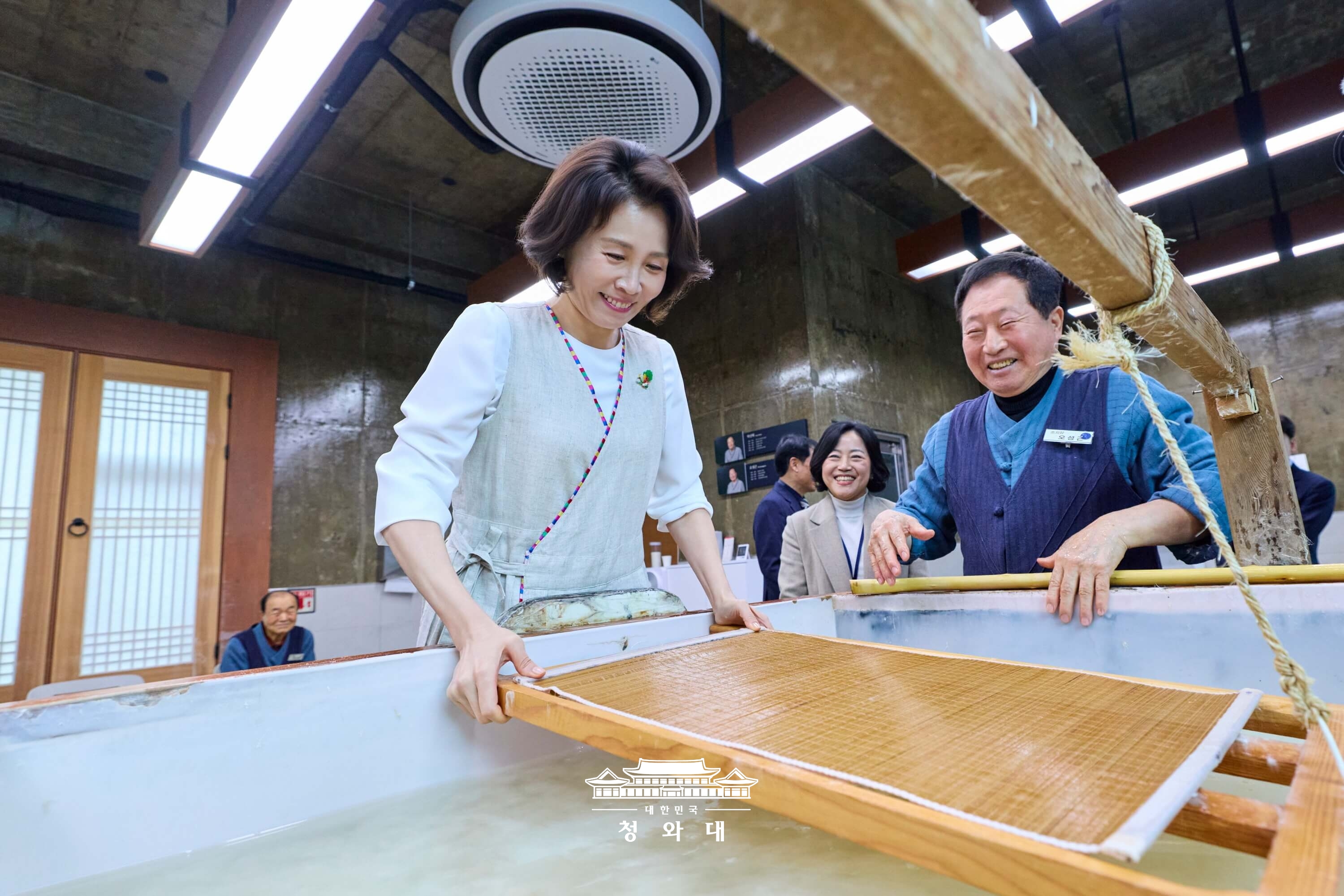 김혜경 여사, 천년한지관 방문 및 한지 제작 체험5