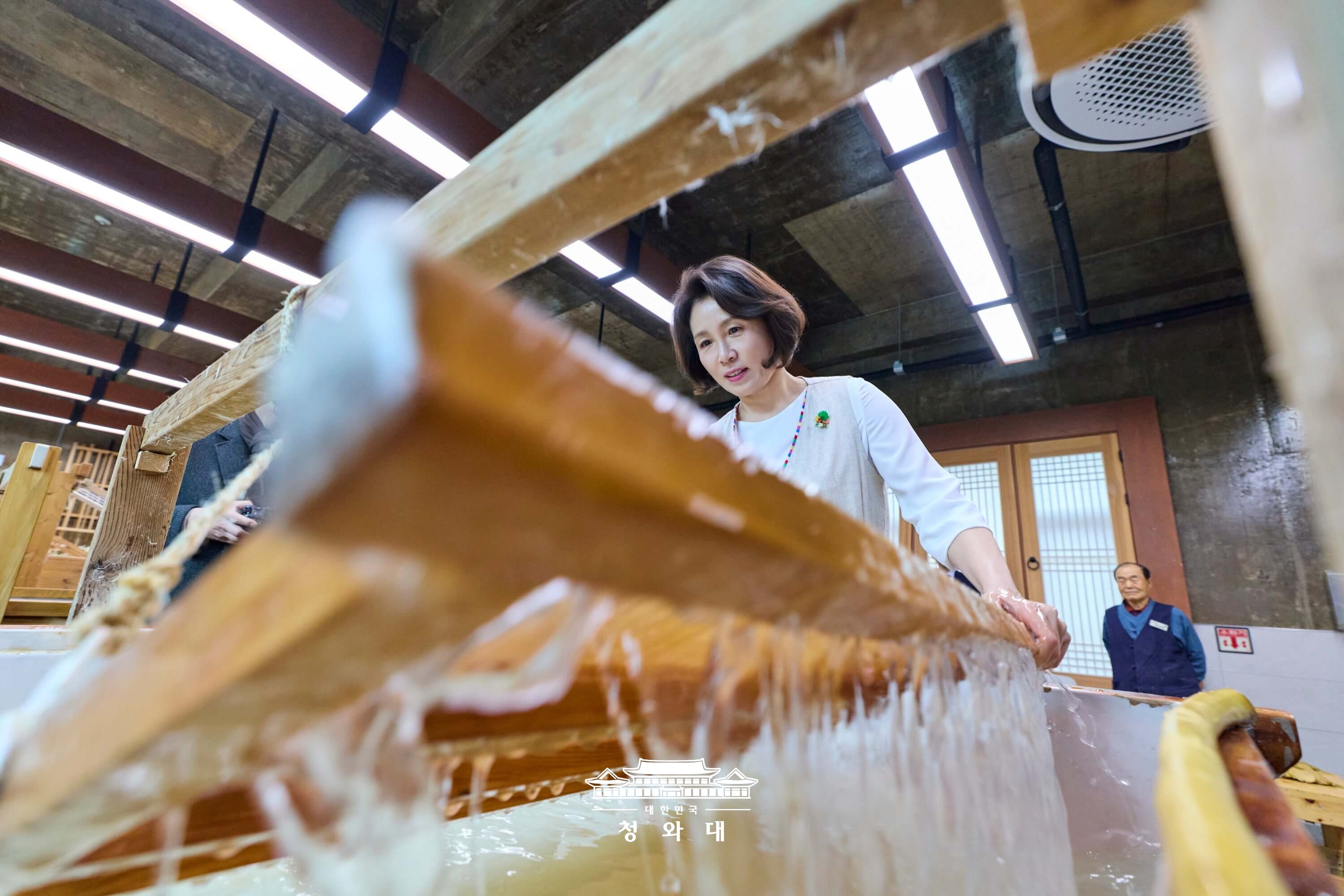 김혜경 여사, 천년한지관 방문 및 한지 제작 체험6