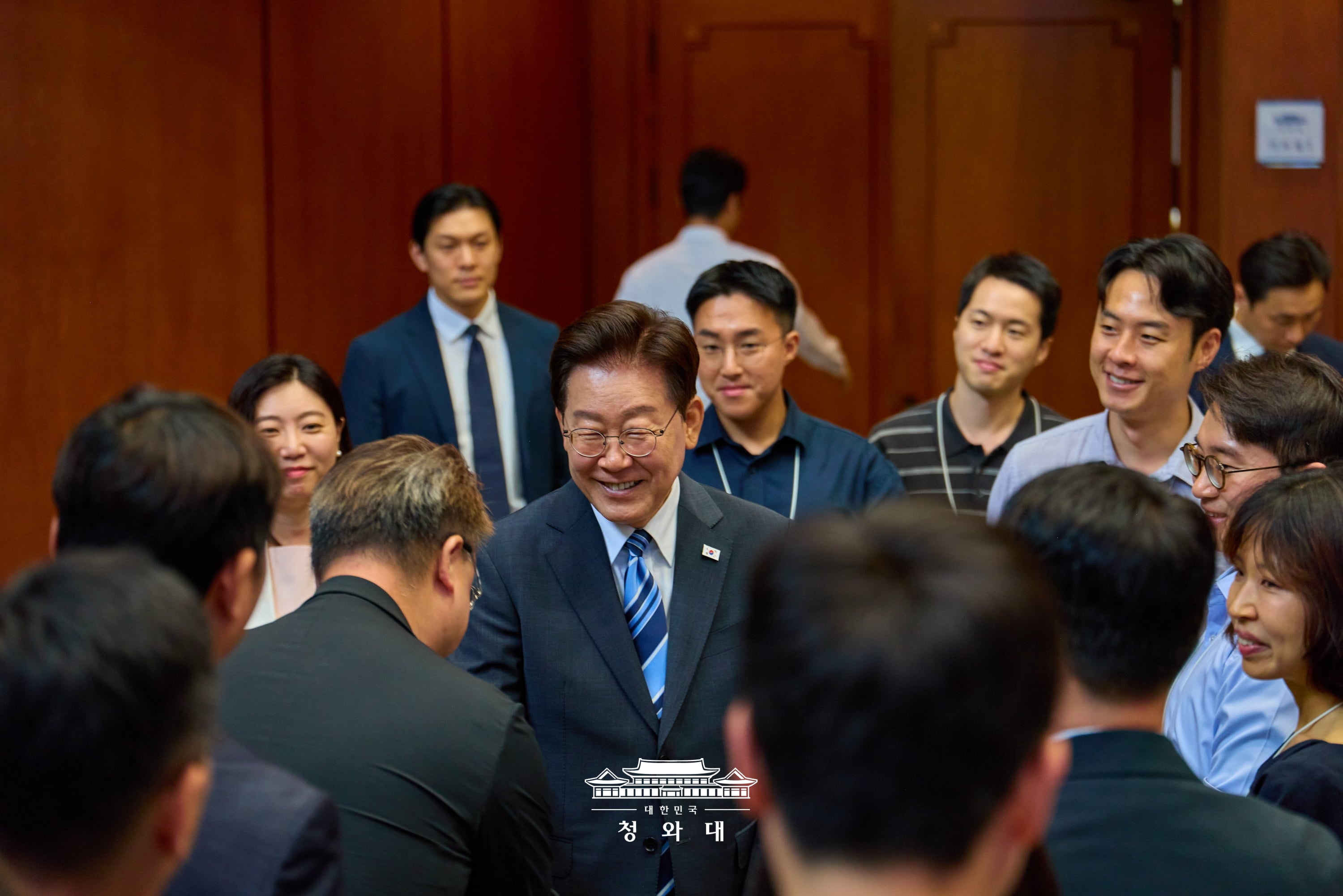 춘추관 방문 및 약식 기자회견