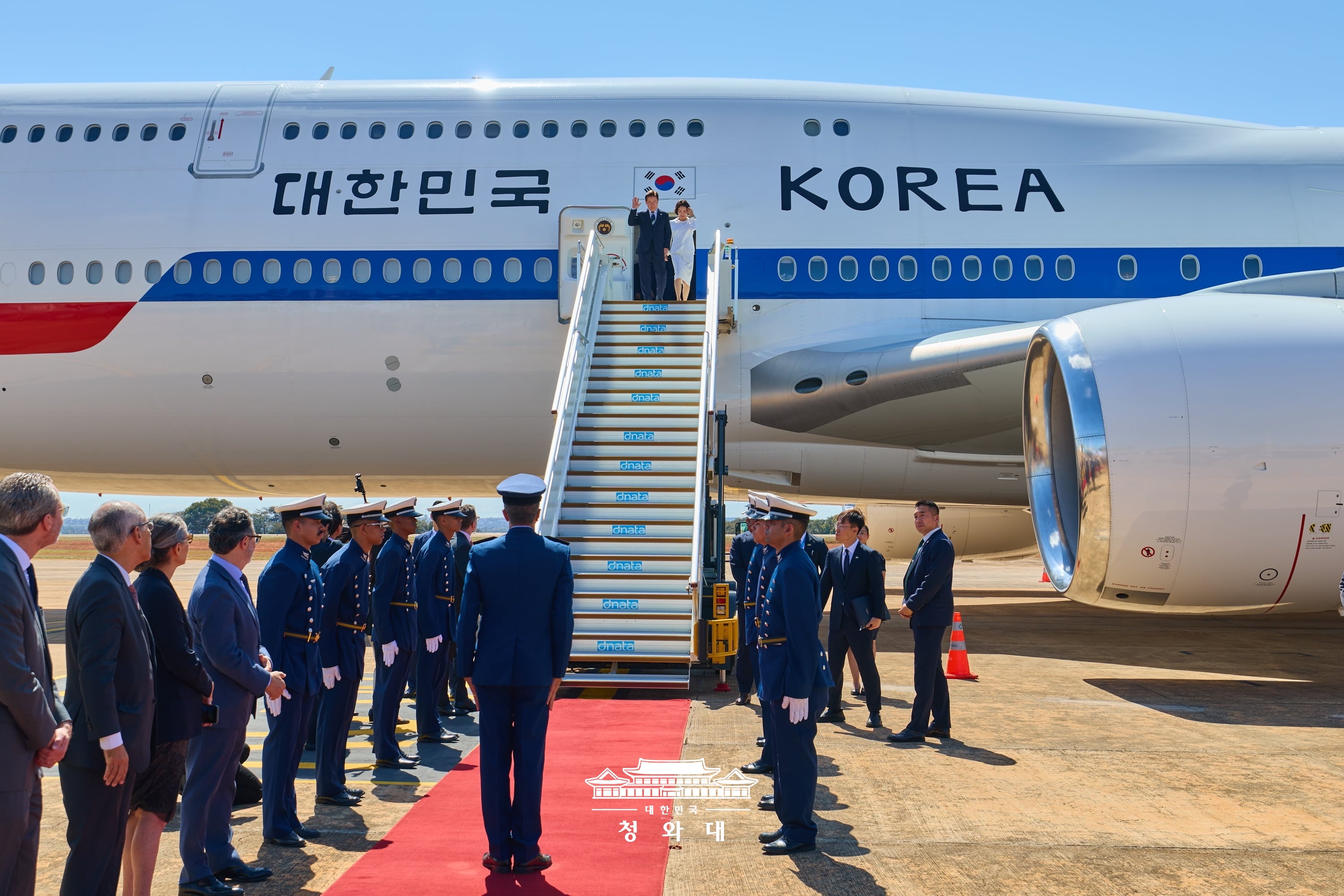 공항 도착 행사 및 C-390수송기 시찰1