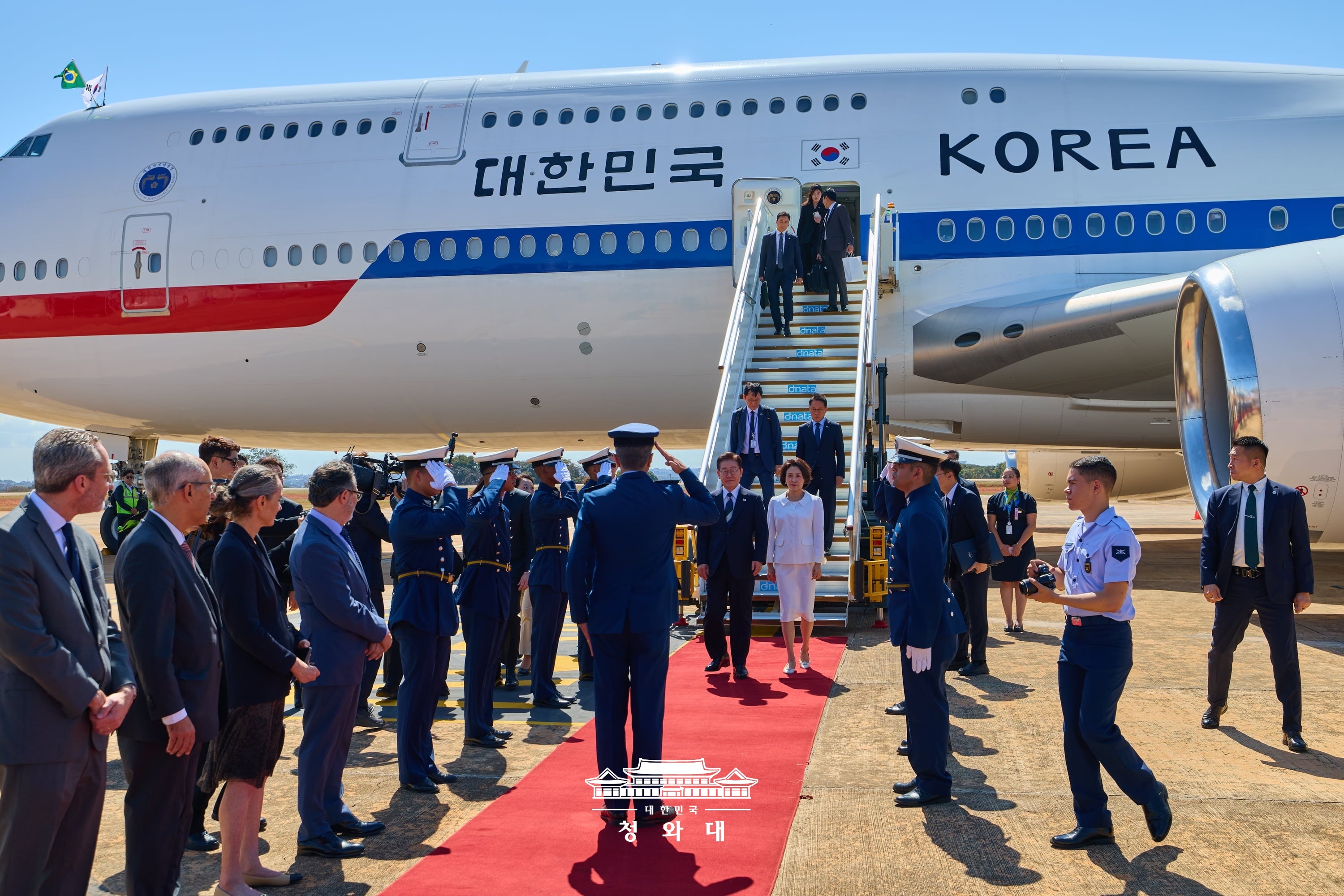 공항 도착 행사 및 C-390수송기 시찰2