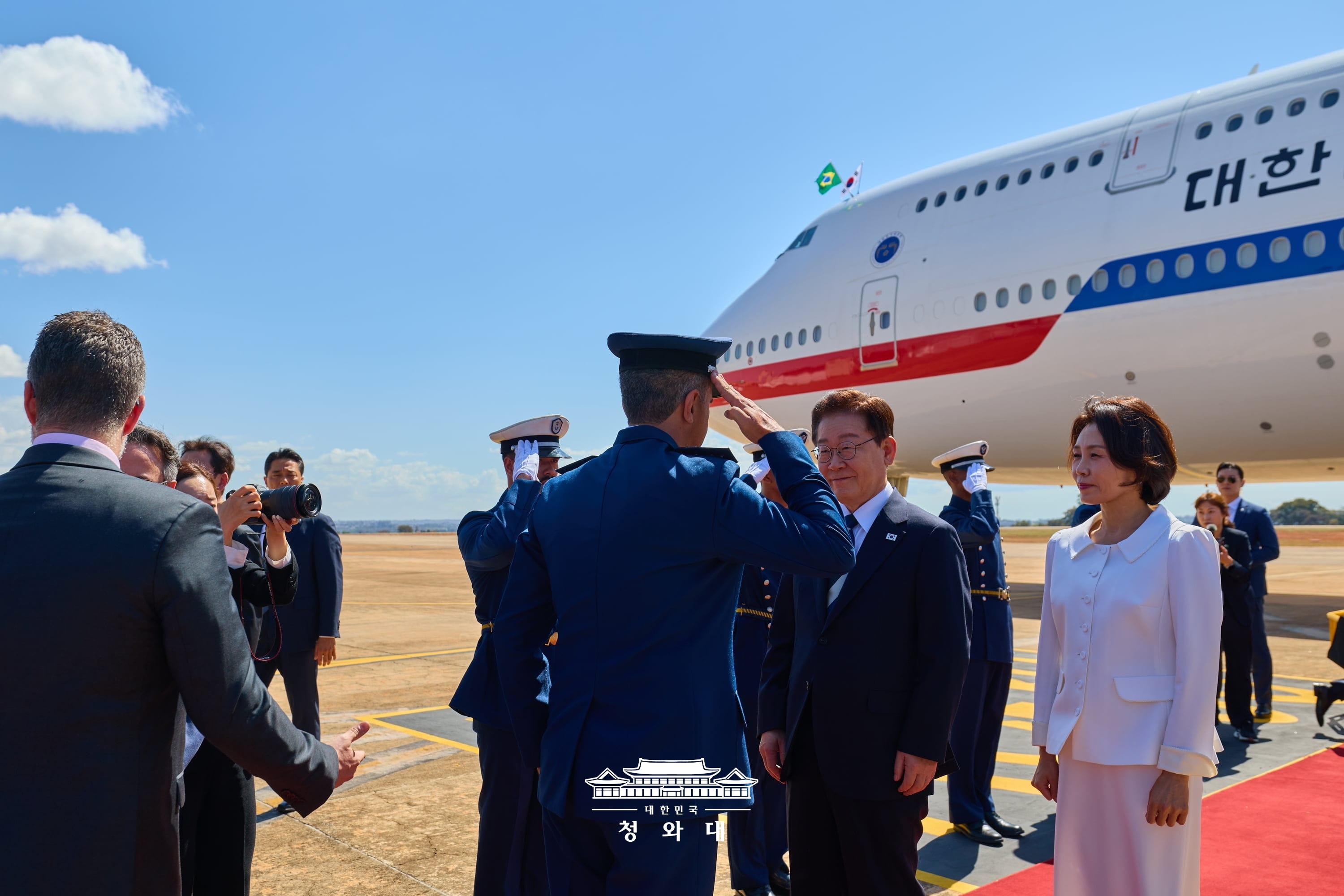 공항 도착 행사 및 C-390수송기 시찰3