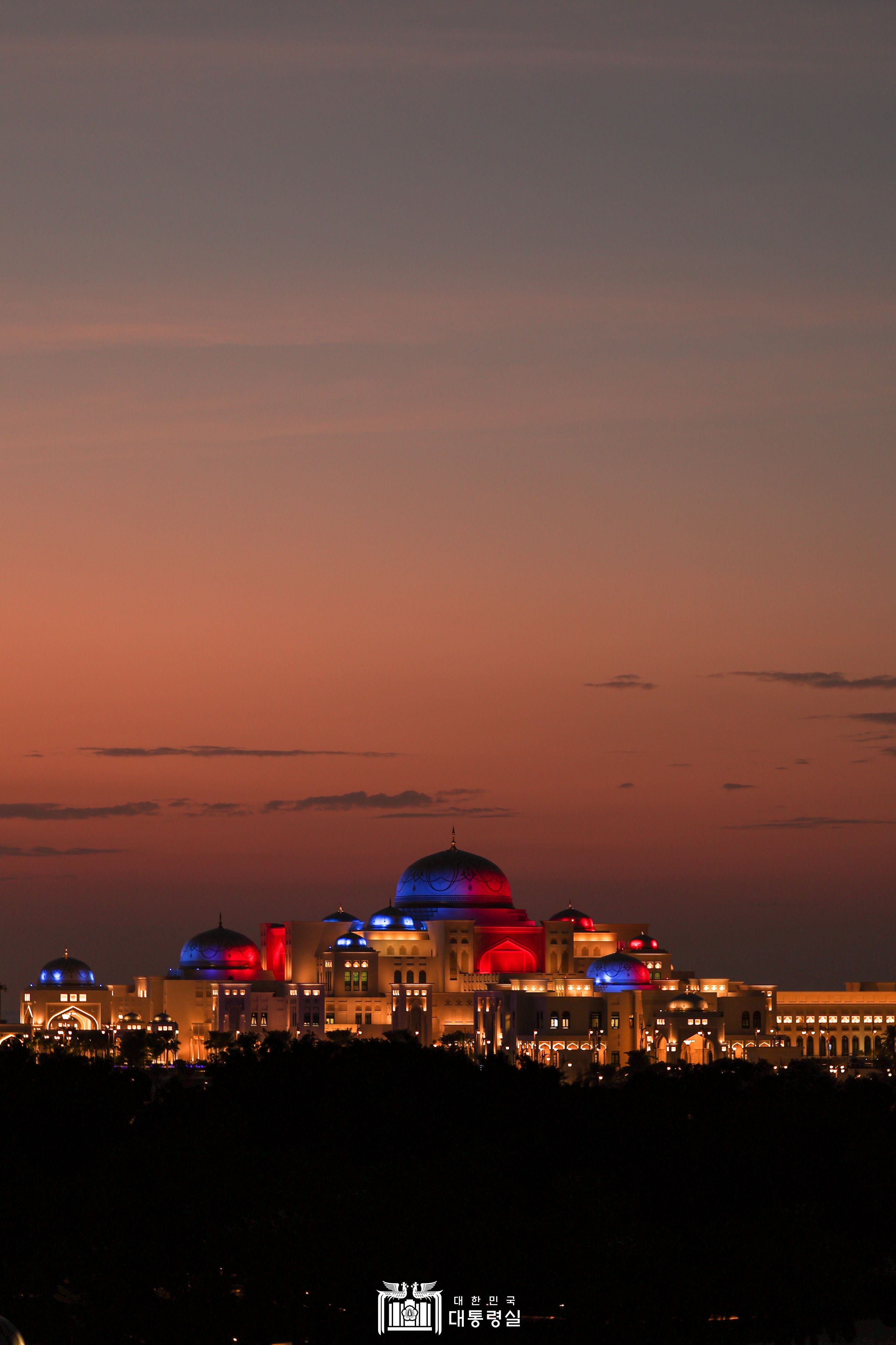태극 문양 조명으로 빛나는 UAE 대통령궁