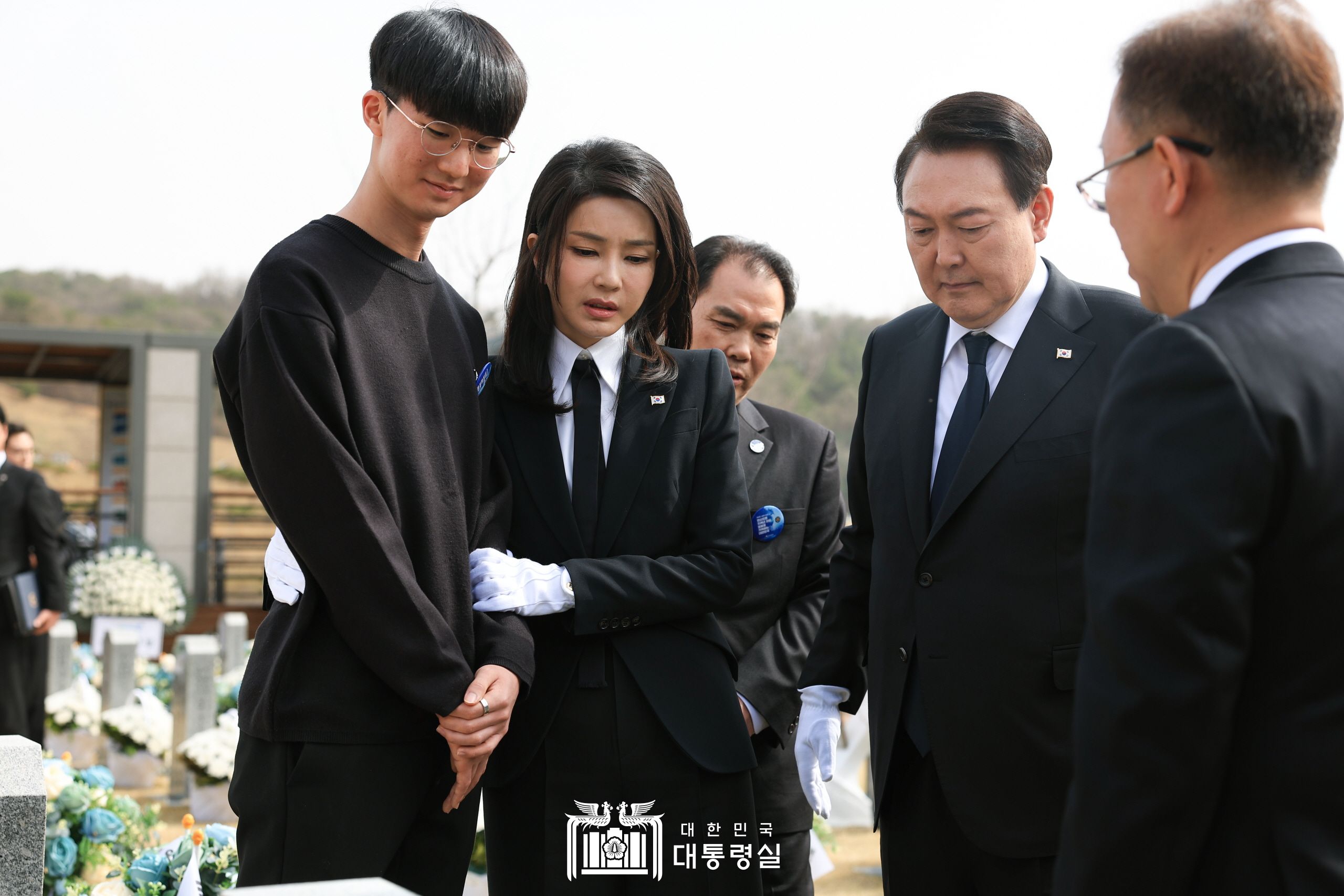천안함 용사 묘역 헌화 및 참배 슬라이드7