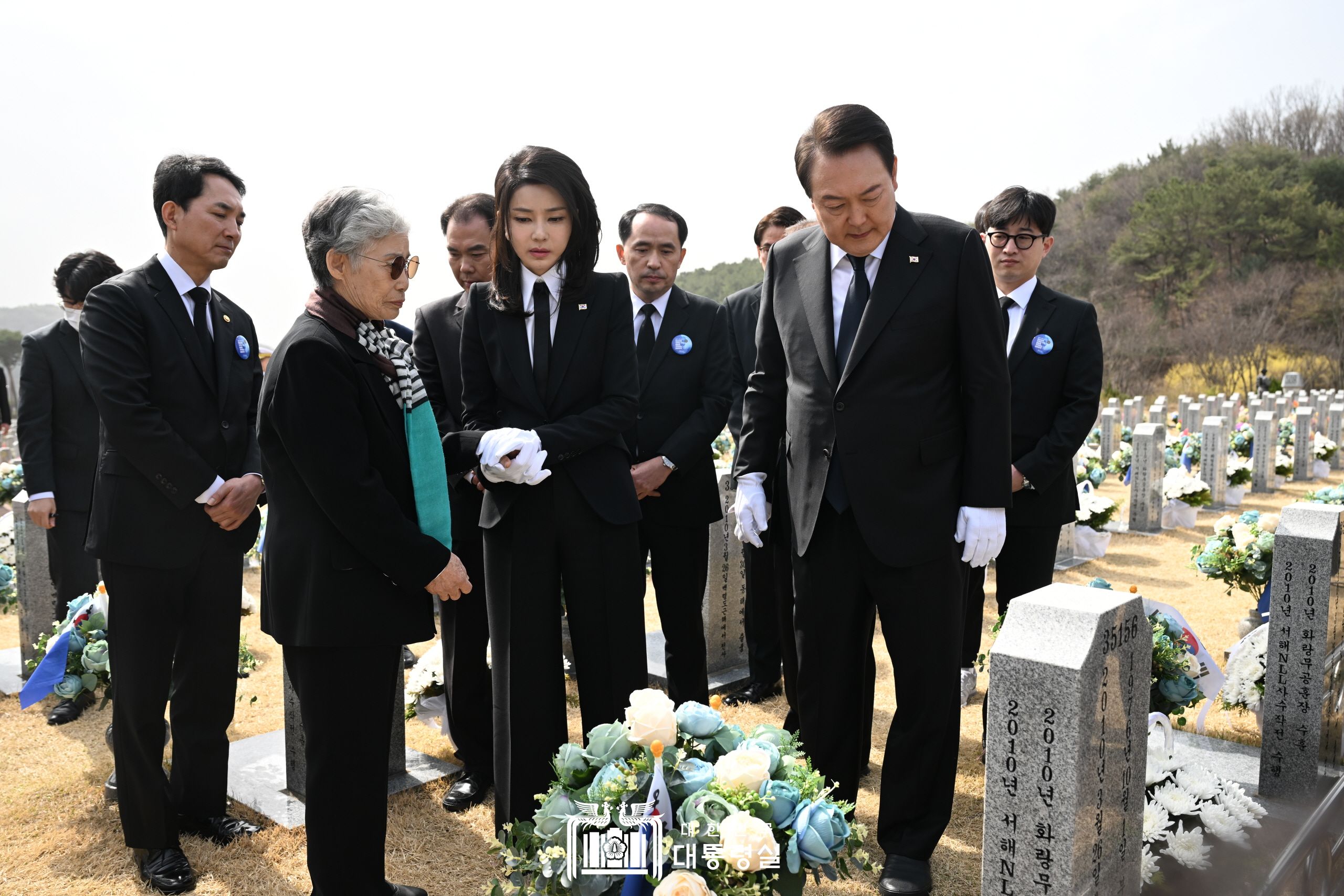천안함 용사 묘역 헌화 및 참배 슬라이드12