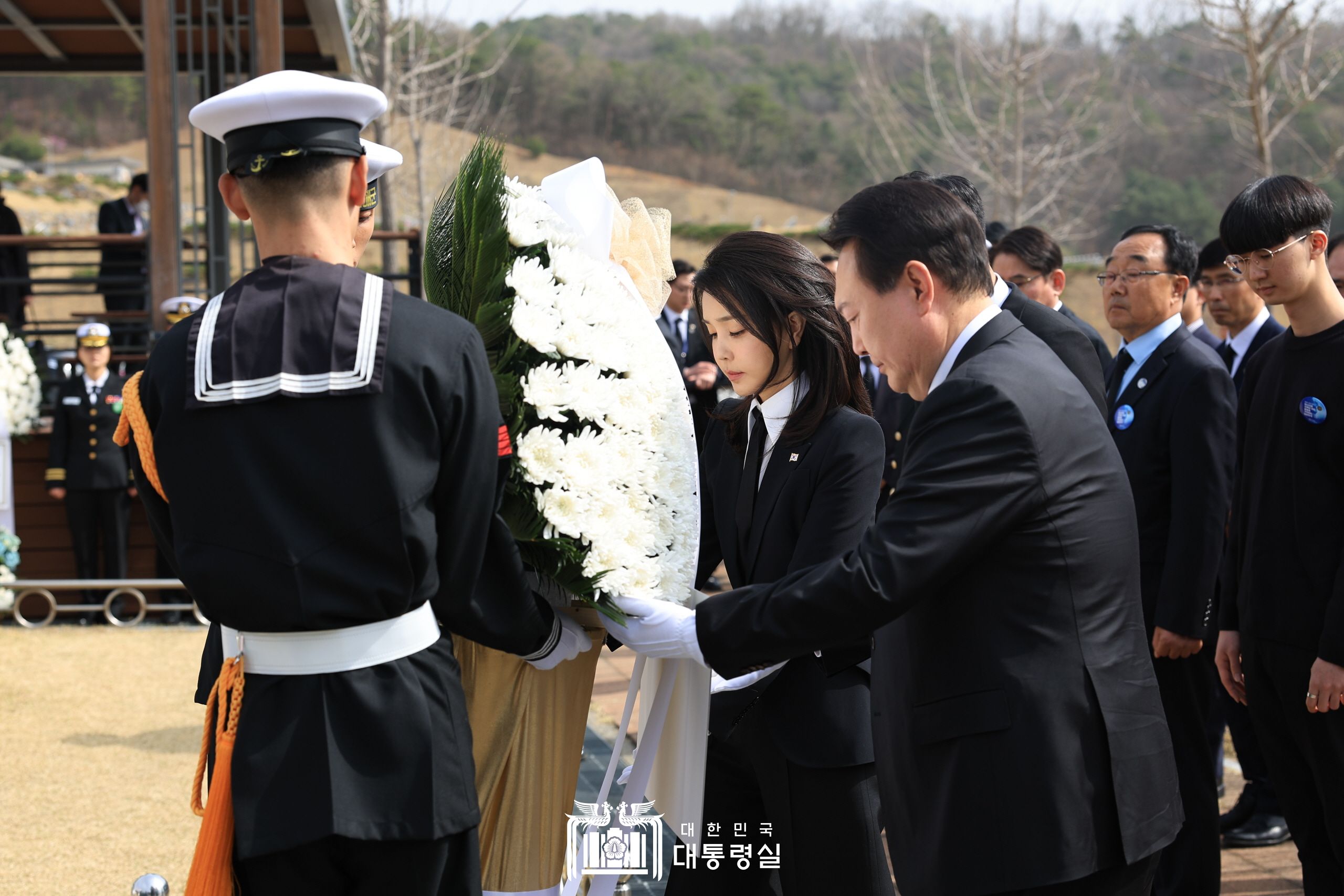 천안함 용사 묘역 헌화 및 참배 슬라이드2