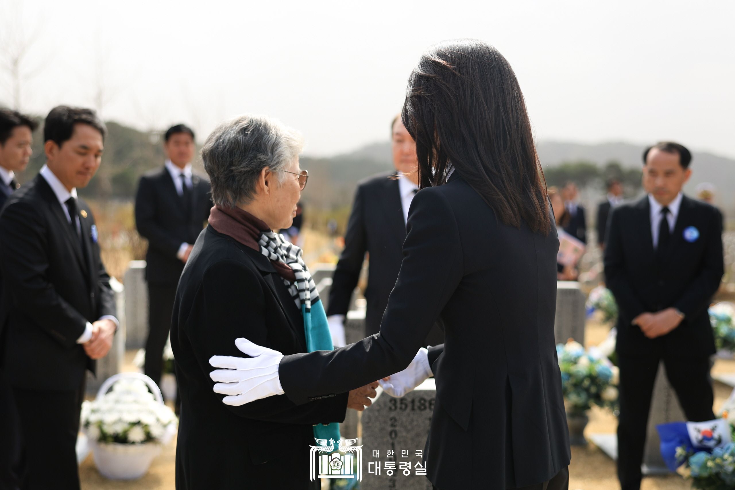 천안함 용사 묘역 헌화 및 참배 슬라이드14