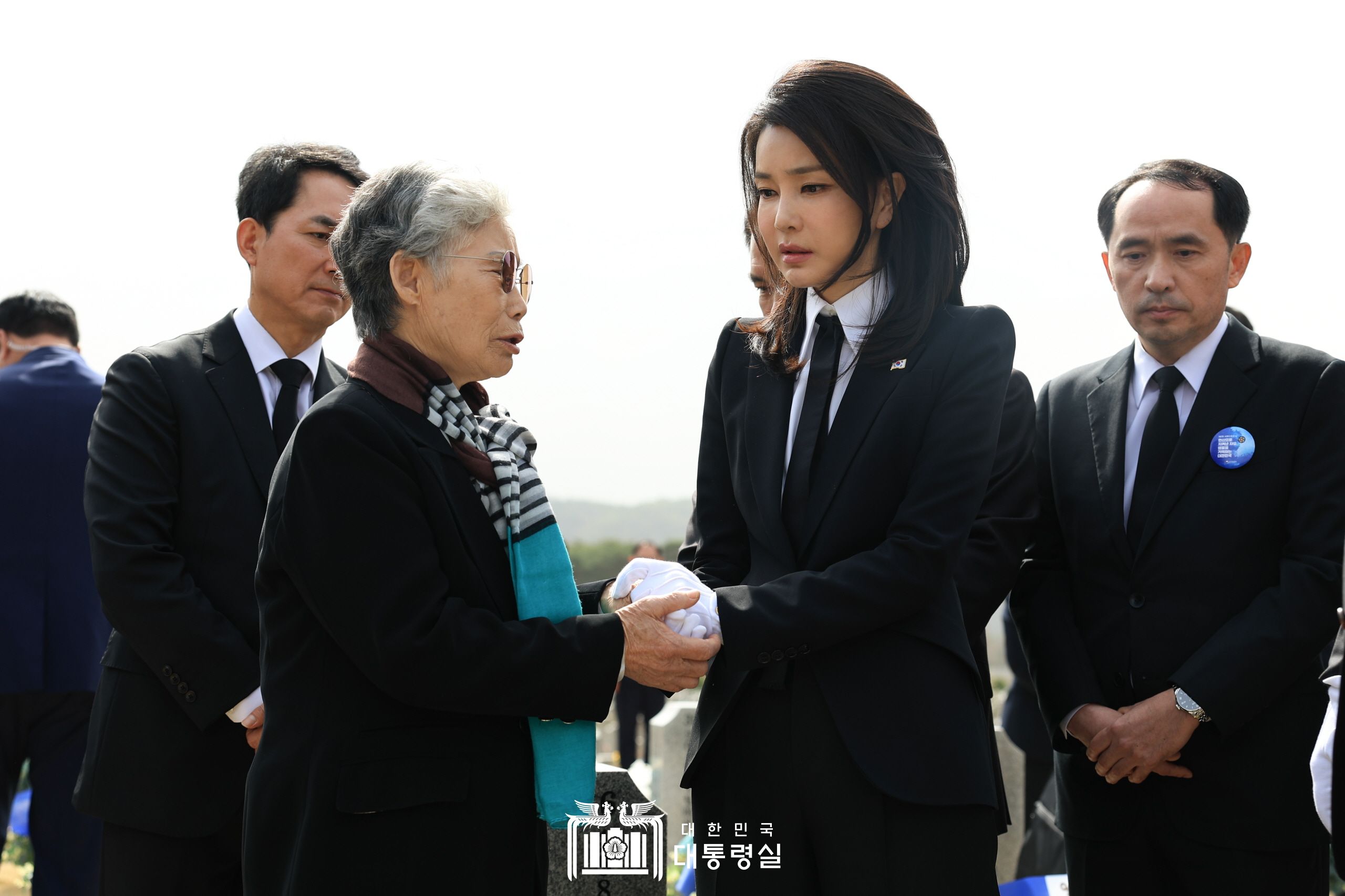 천안함 용사 묘역 헌화 및 참배 슬라이드11
