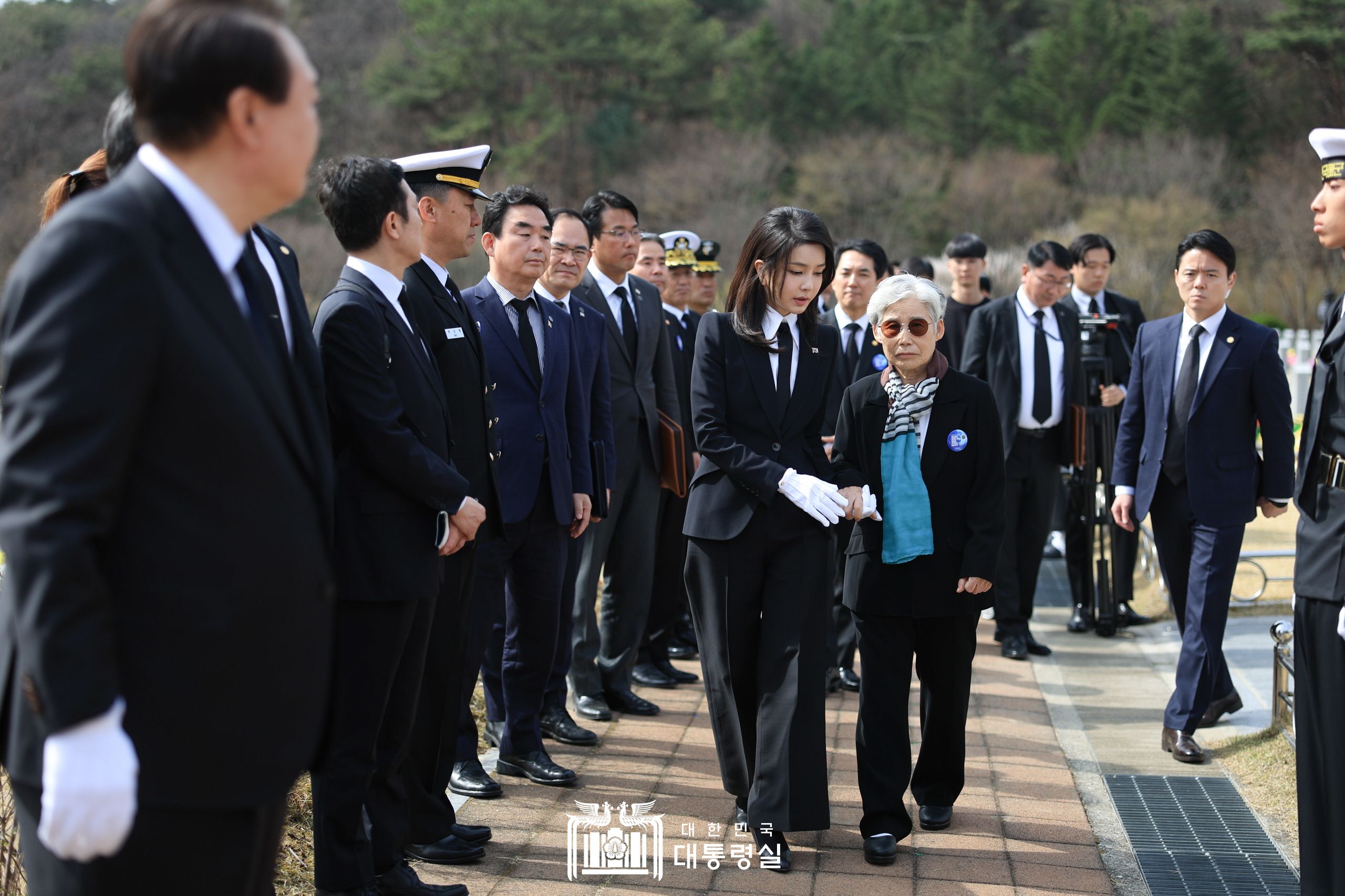 천안함 용사 묘역 헌화 및 참배 슬라이드15
