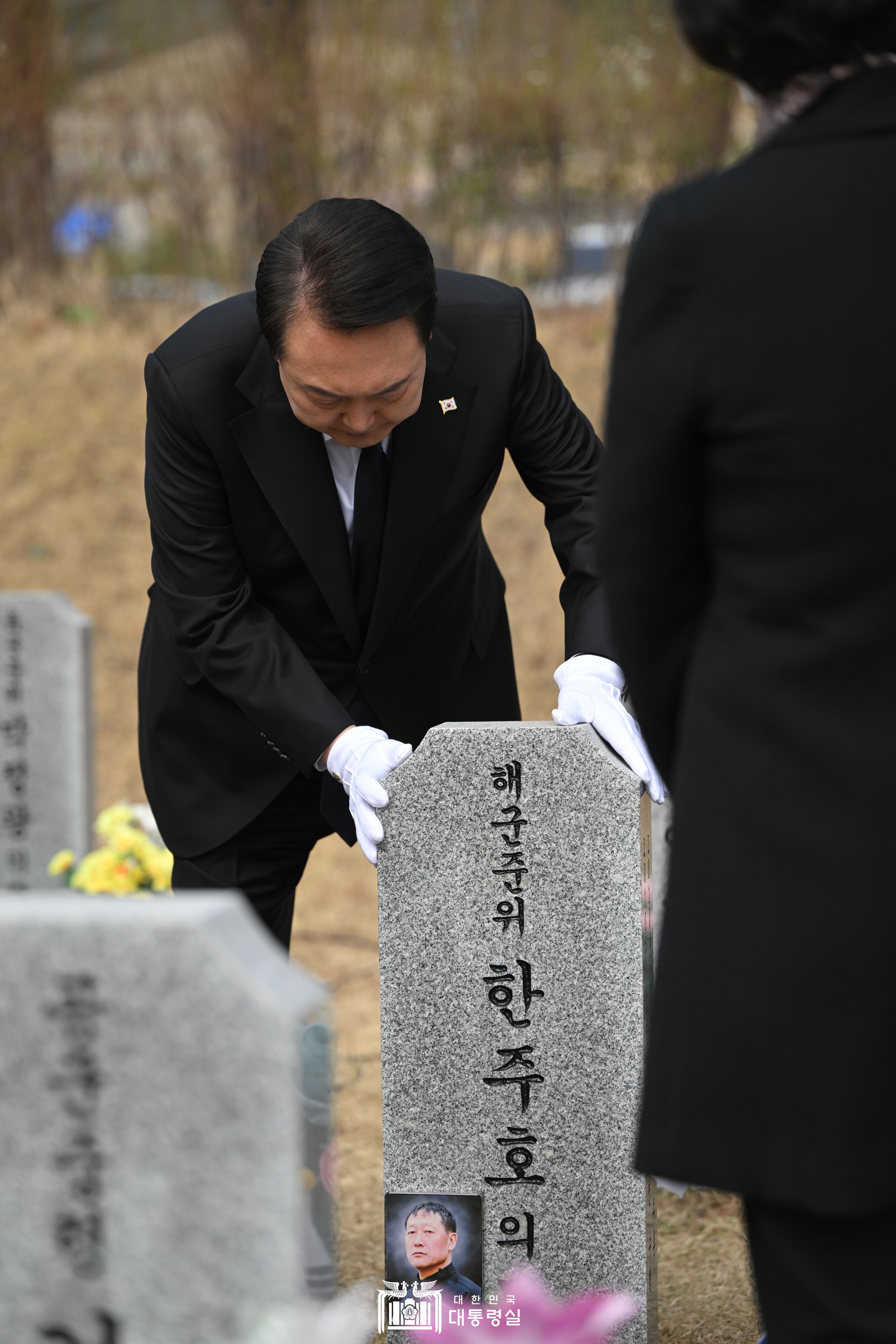 한주호 준위 묘소 헌화 및 참배 슬라이드5
