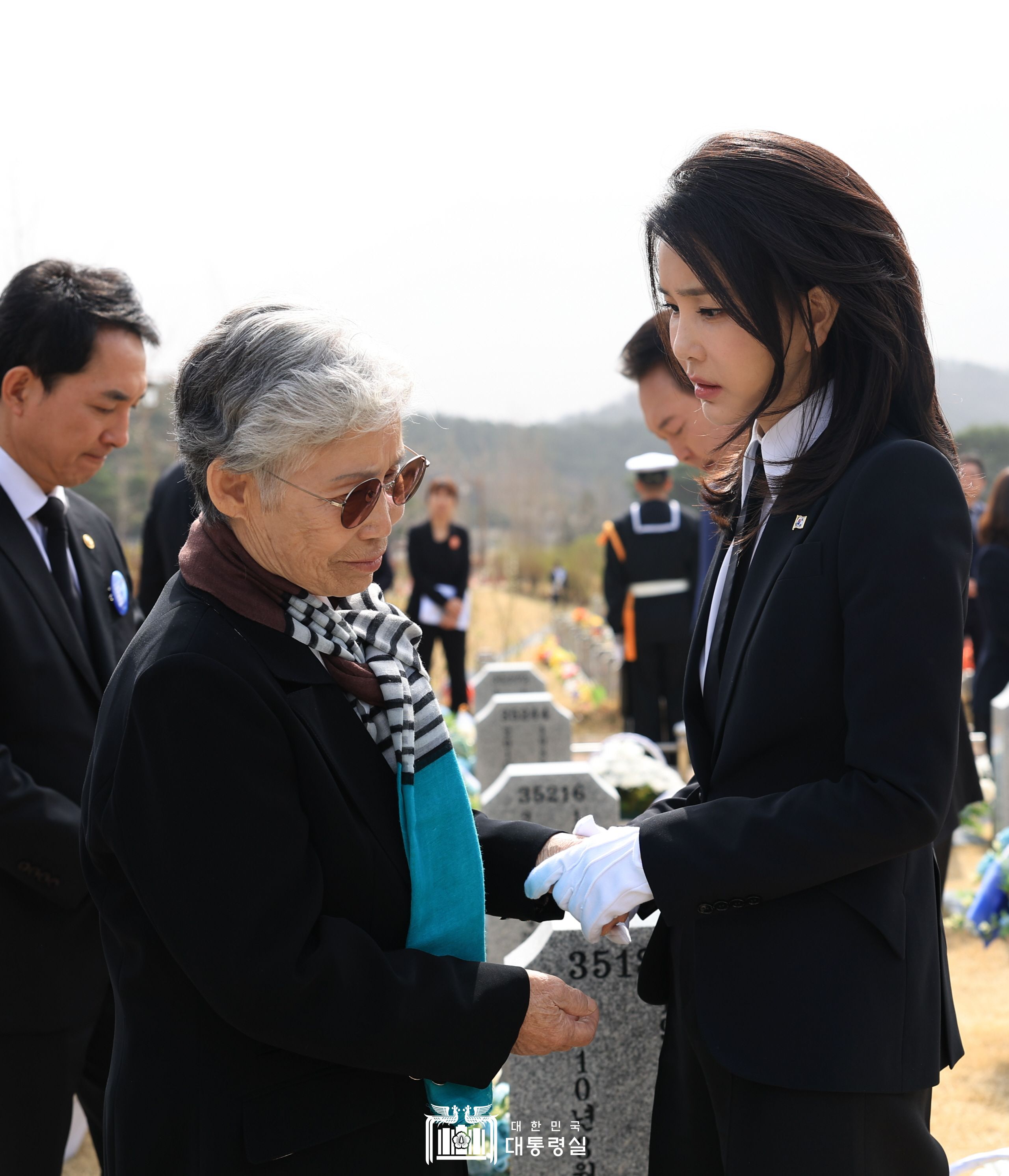 천안함 용사 묘역 헌화 및 참배 슬라이드13