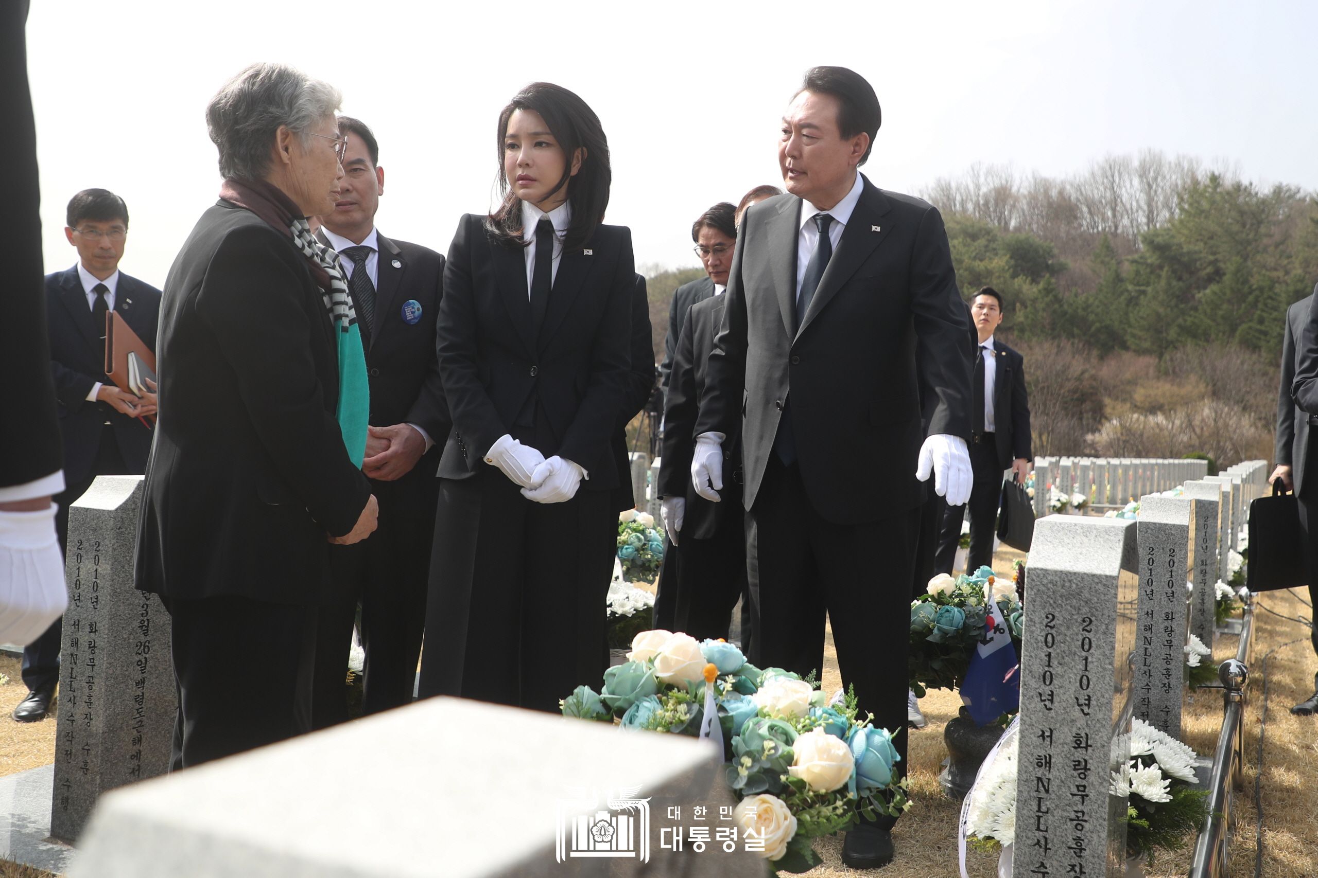 천안함 용사 묘역 헌화 및 참배 슬라이드9