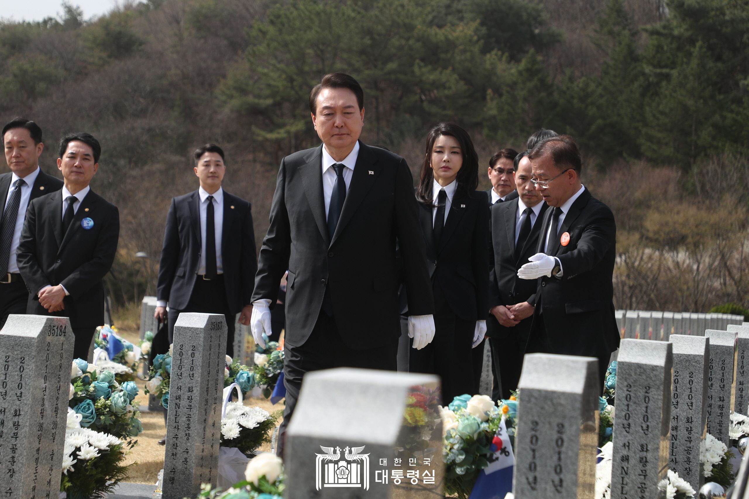 천안함 용사 묘역 헌화 및 참배 슬라이드5