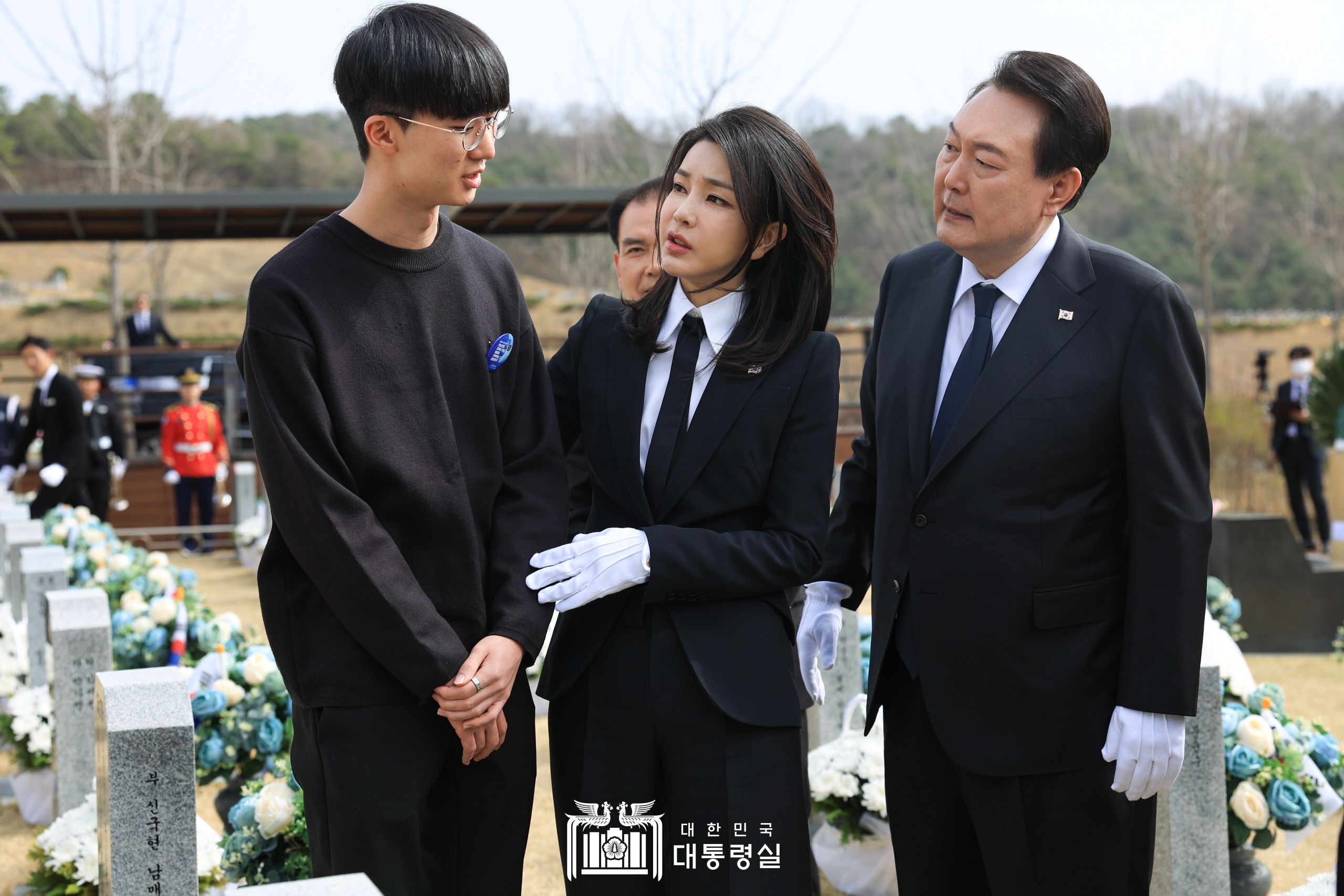 천안함 용사 묘역 헌화 및 참배 슬라이드6