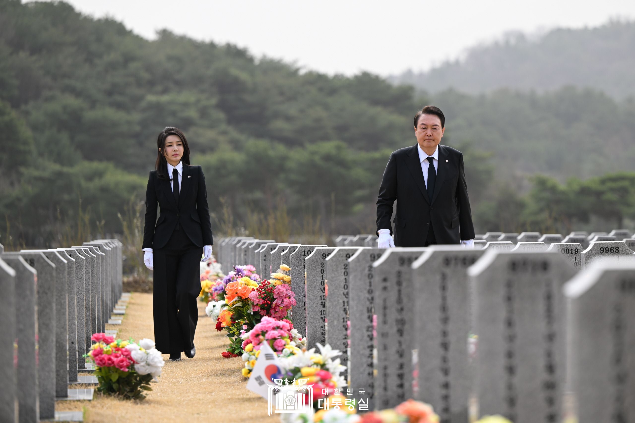 한주호 준위 묘소 헌화 및 참배 슬라이드3