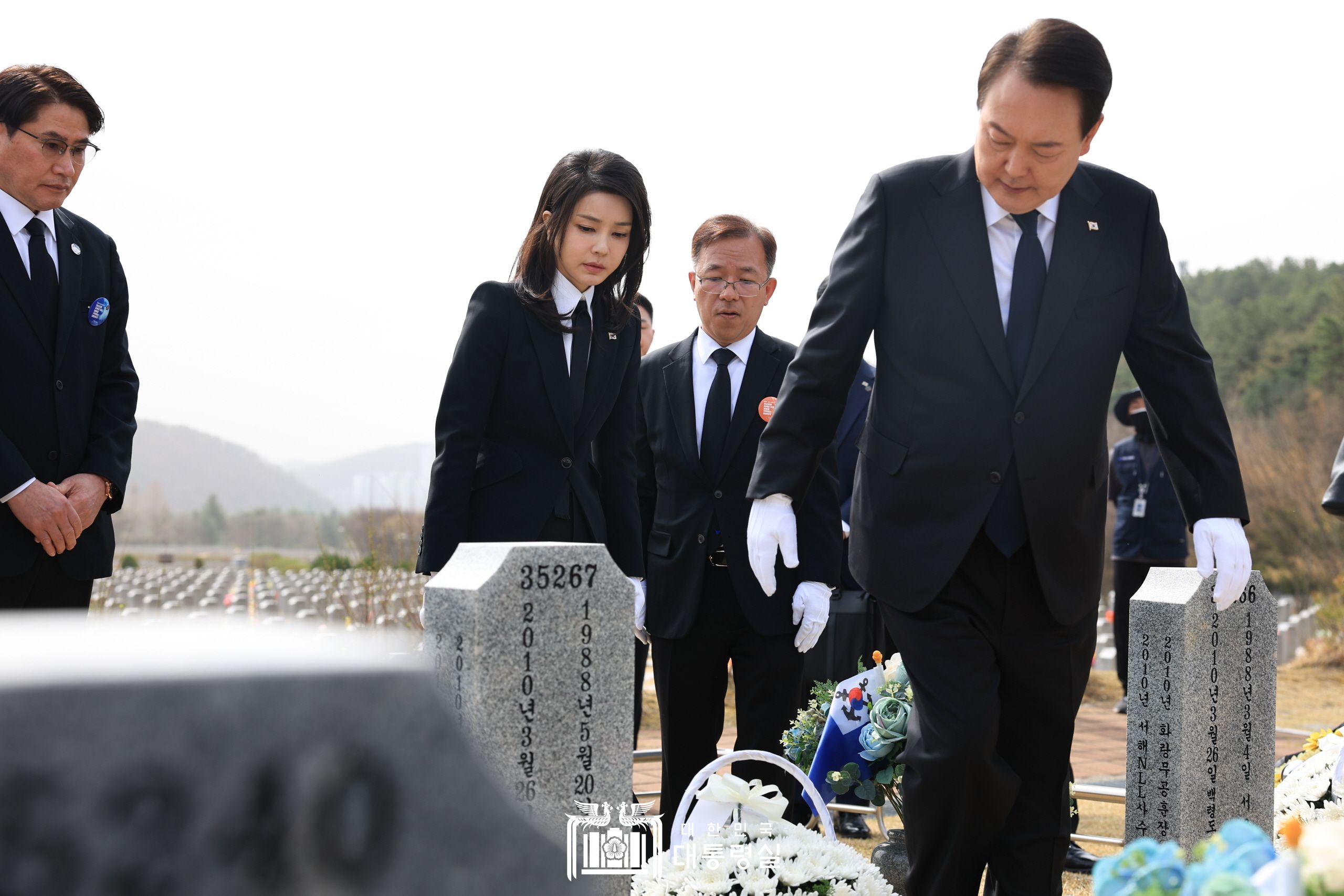 천안함 용사 묘역 헌화 및 참배 슬라이드4