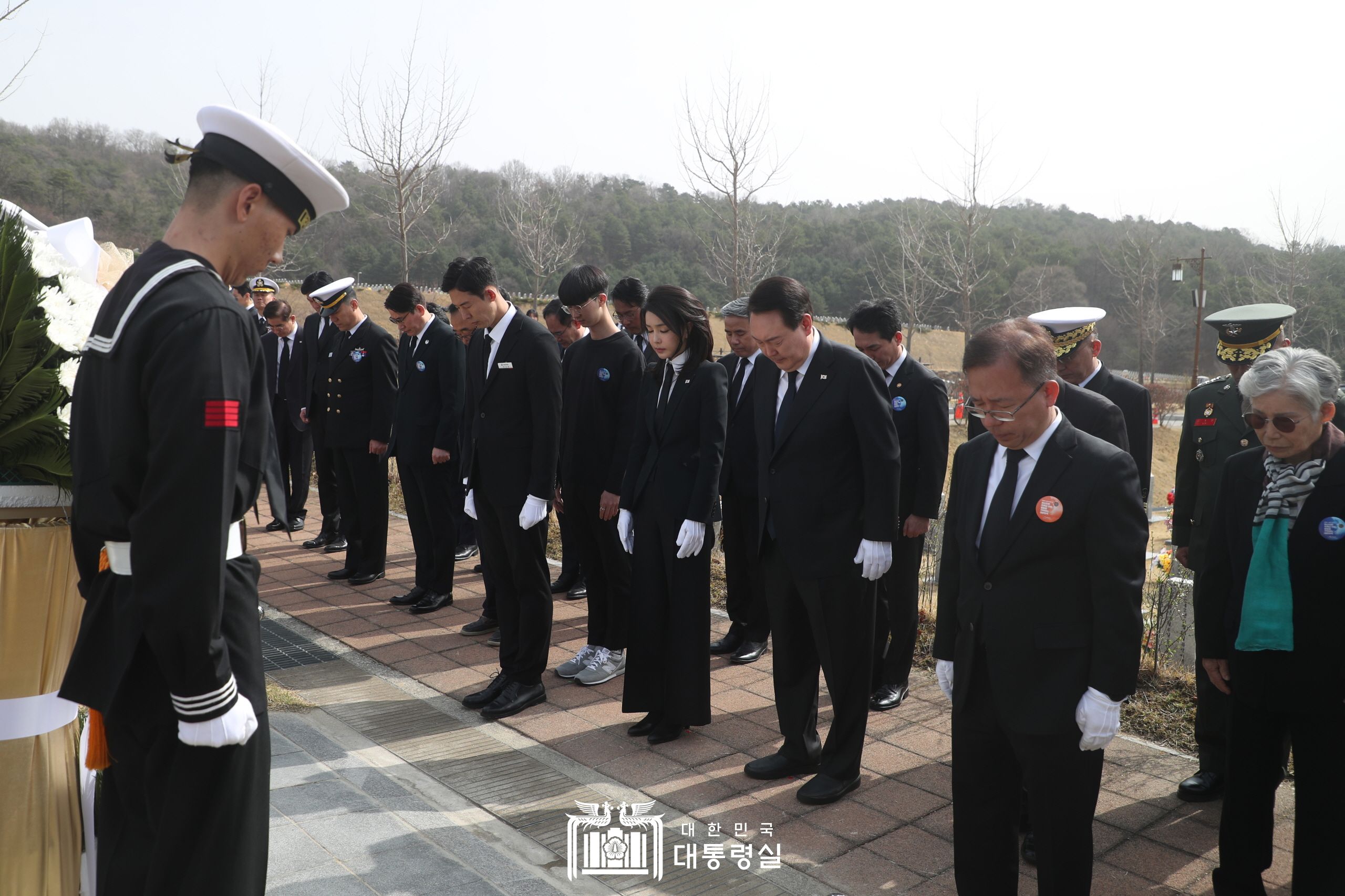 천안함 용사 묘역 헌화 및 참배 슬라이드3