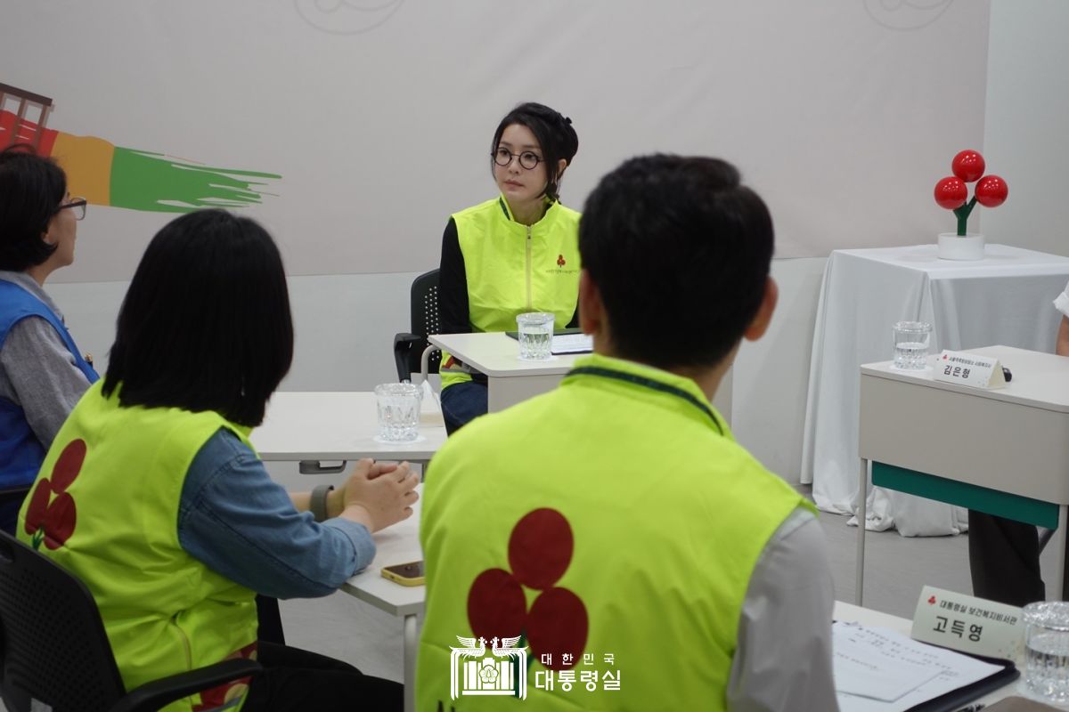 김건희 여사, 추석명절 계기 쪽방촌 현장 방문 슬라이드4
