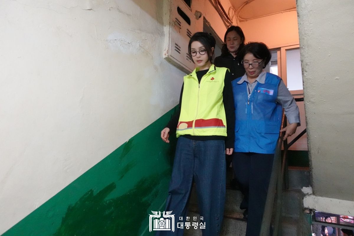 김건희 여사, 추석명절 계기 쪽방촌 현장 방문 슬라이드1