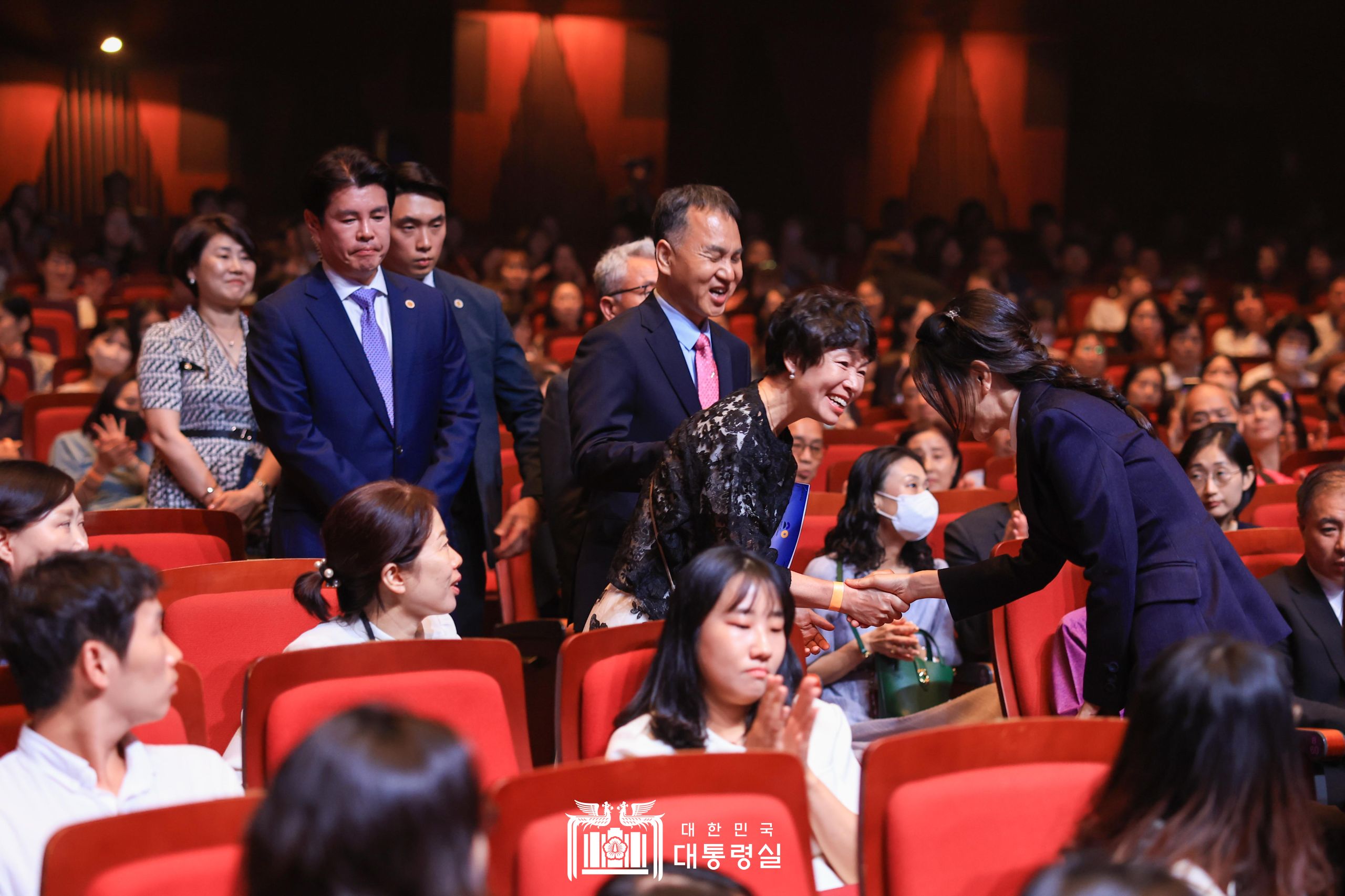 김건희 여사, 한빛예술단 창립 20주년 기념음악회 관람 슬라이드5
