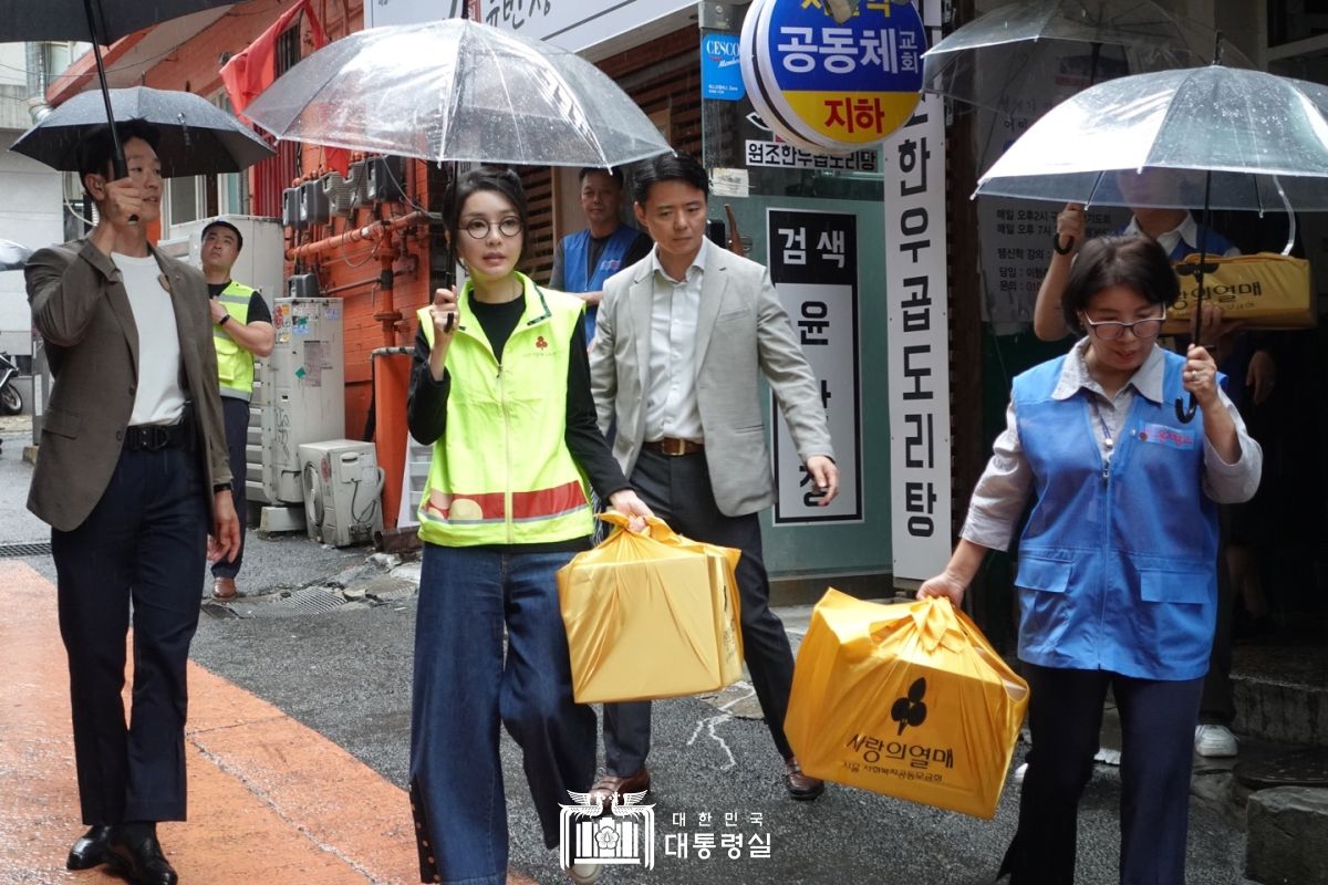 김건희 여사, 추석명절 계기 쪽방촌 현장 방문 슬라이드6