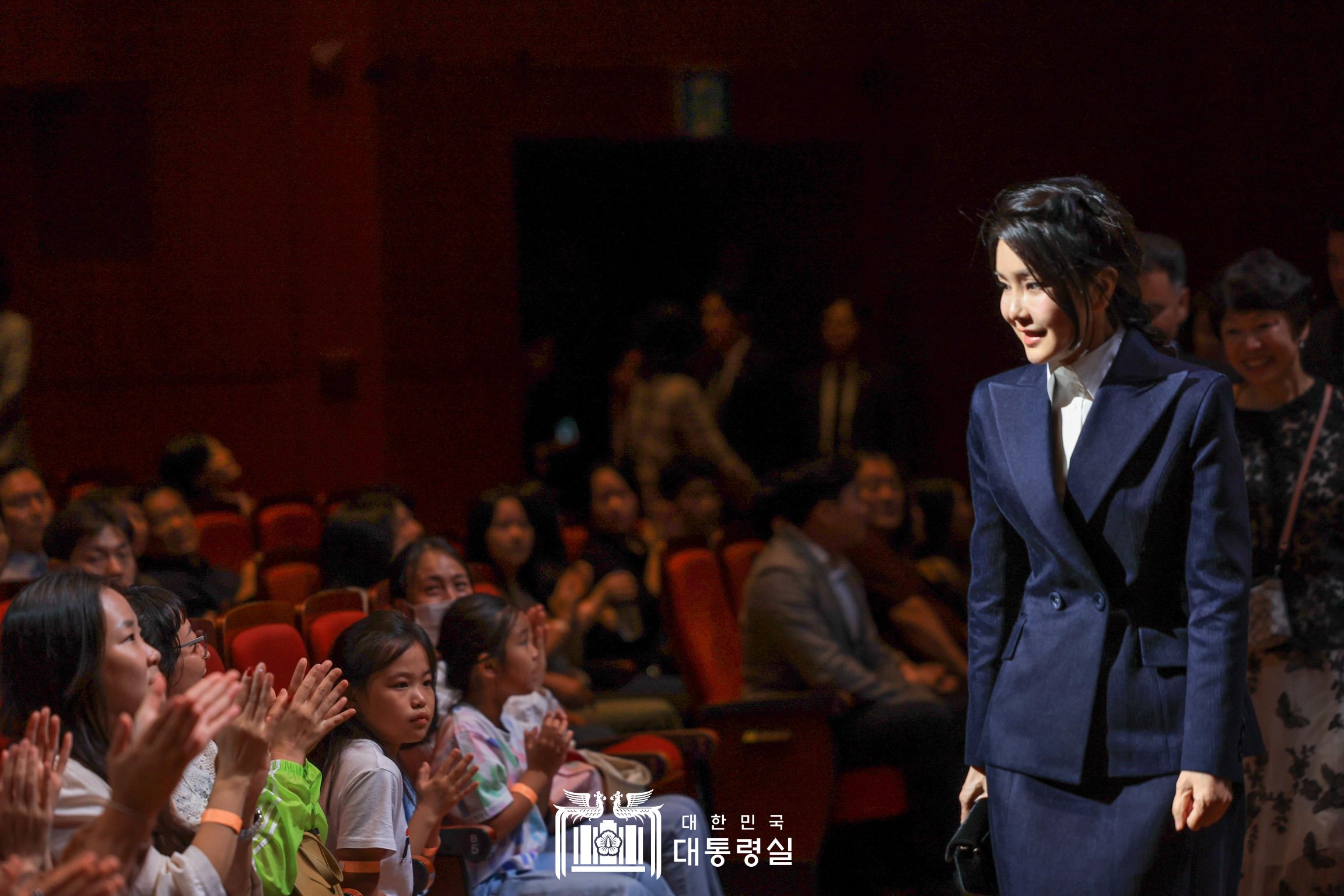 김건희 여사, 한빛예술단 창립 20주년 기념음악회 관람 슬라이드2
