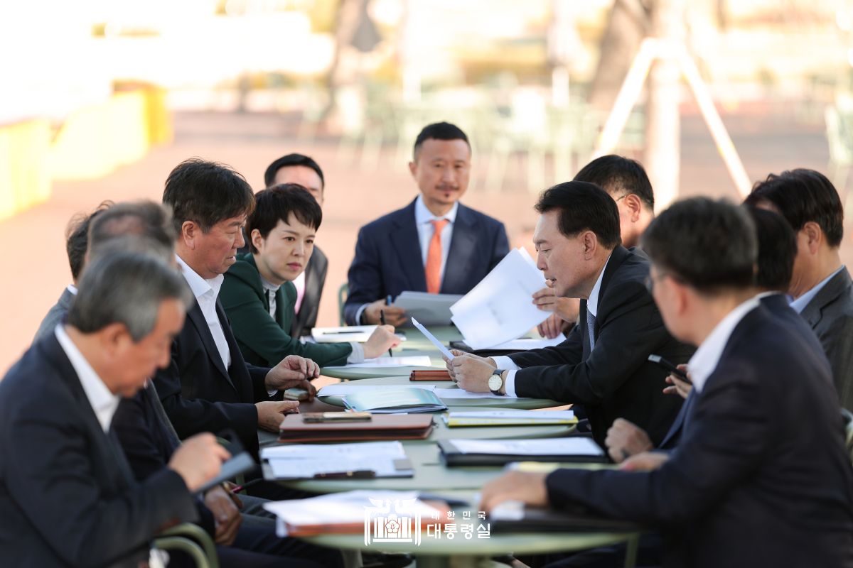 대통령 주재 수석비서관회의