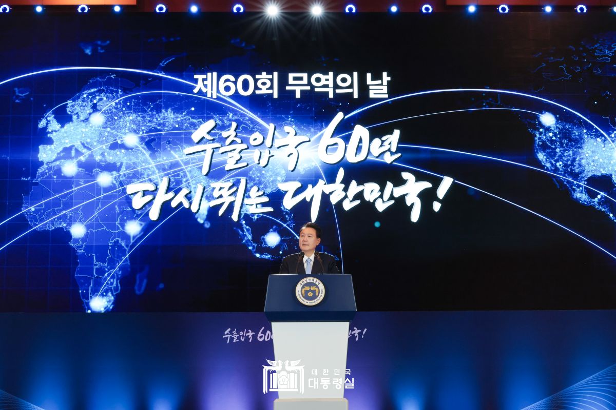 "수출은 우리나라 성장의 원동력...기업인들께서 더 넓은 운동장에서 활약할 수 있도록 정부가 뒷받침할 것" 썸네일
