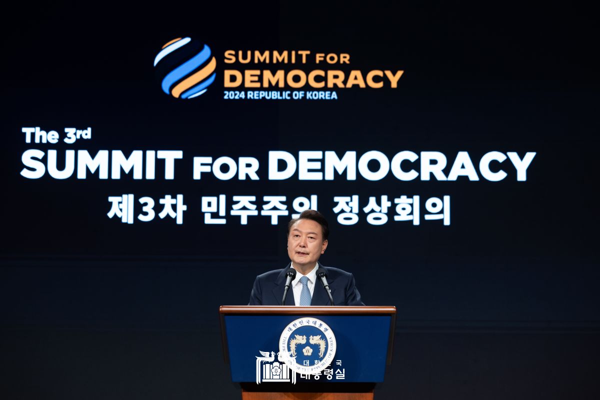 "민주주의 정상회의는 미래 세대를 위한 민주주의를 구현하는 연대의 장" 썸네일