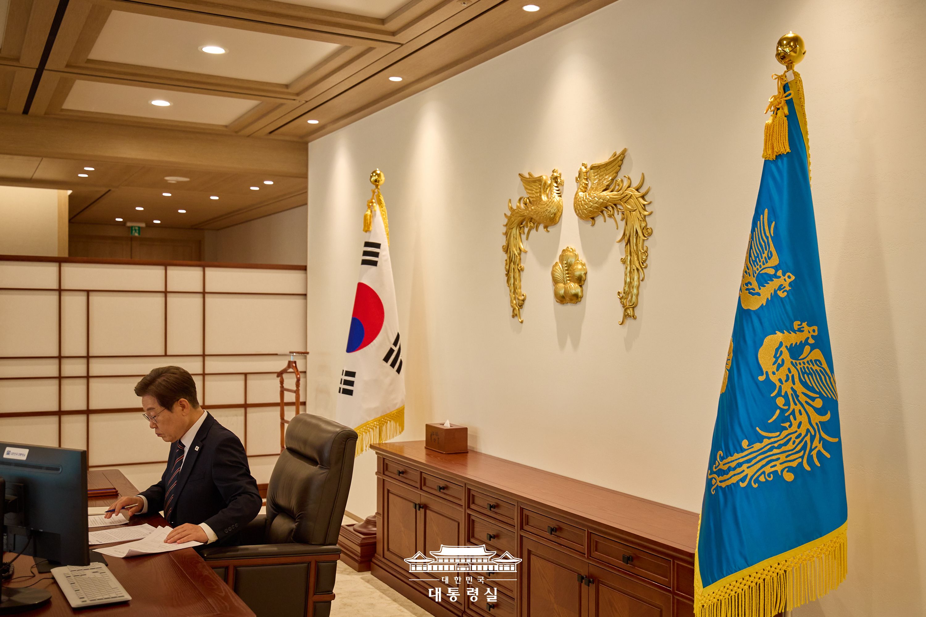 이재명 대통령이 대통령실 내 집무실에서 업무를 보고 있다.