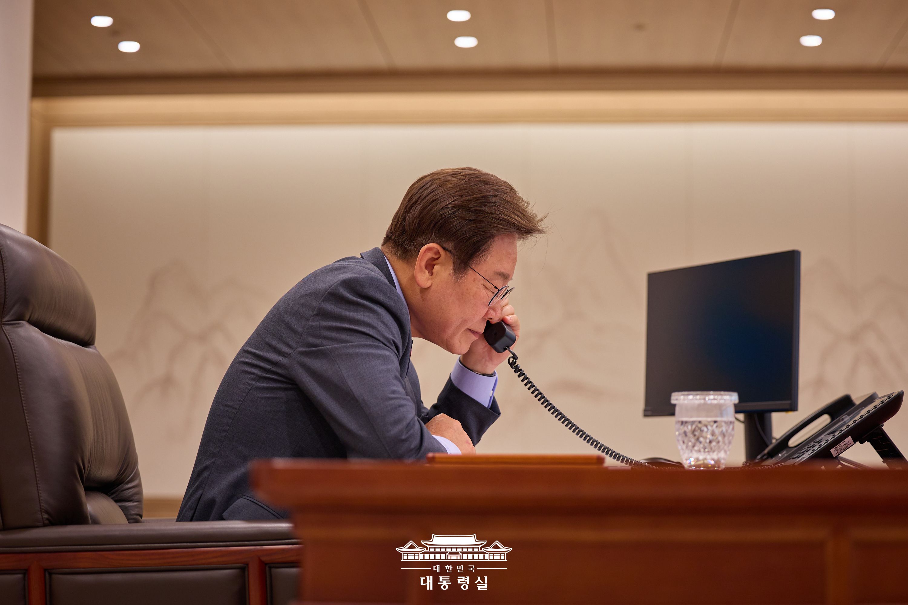 이재명 대통령이 통화하는 모습1