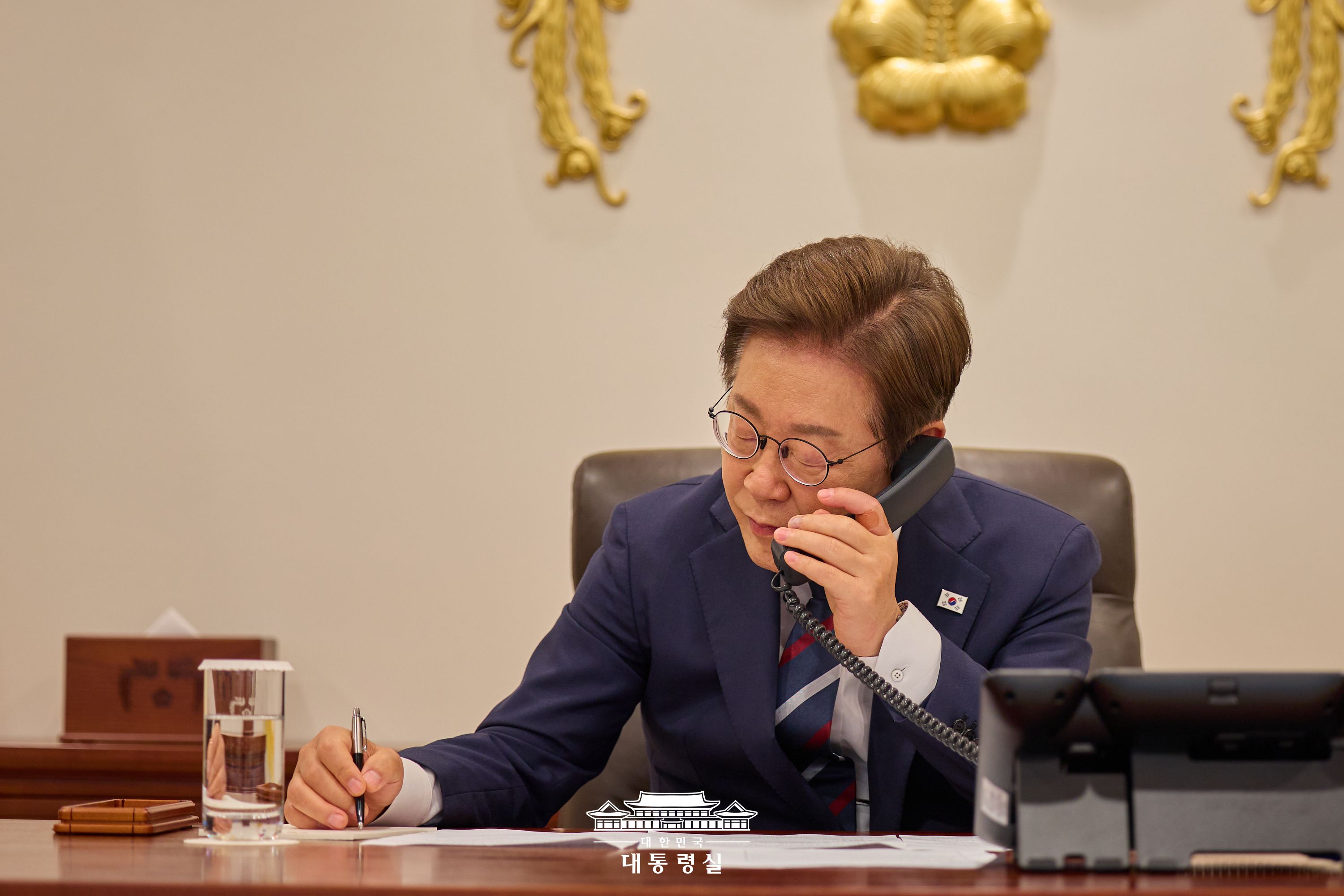이재명 대통령이 체코의 피알라 총리와 통화를 하고 있다.