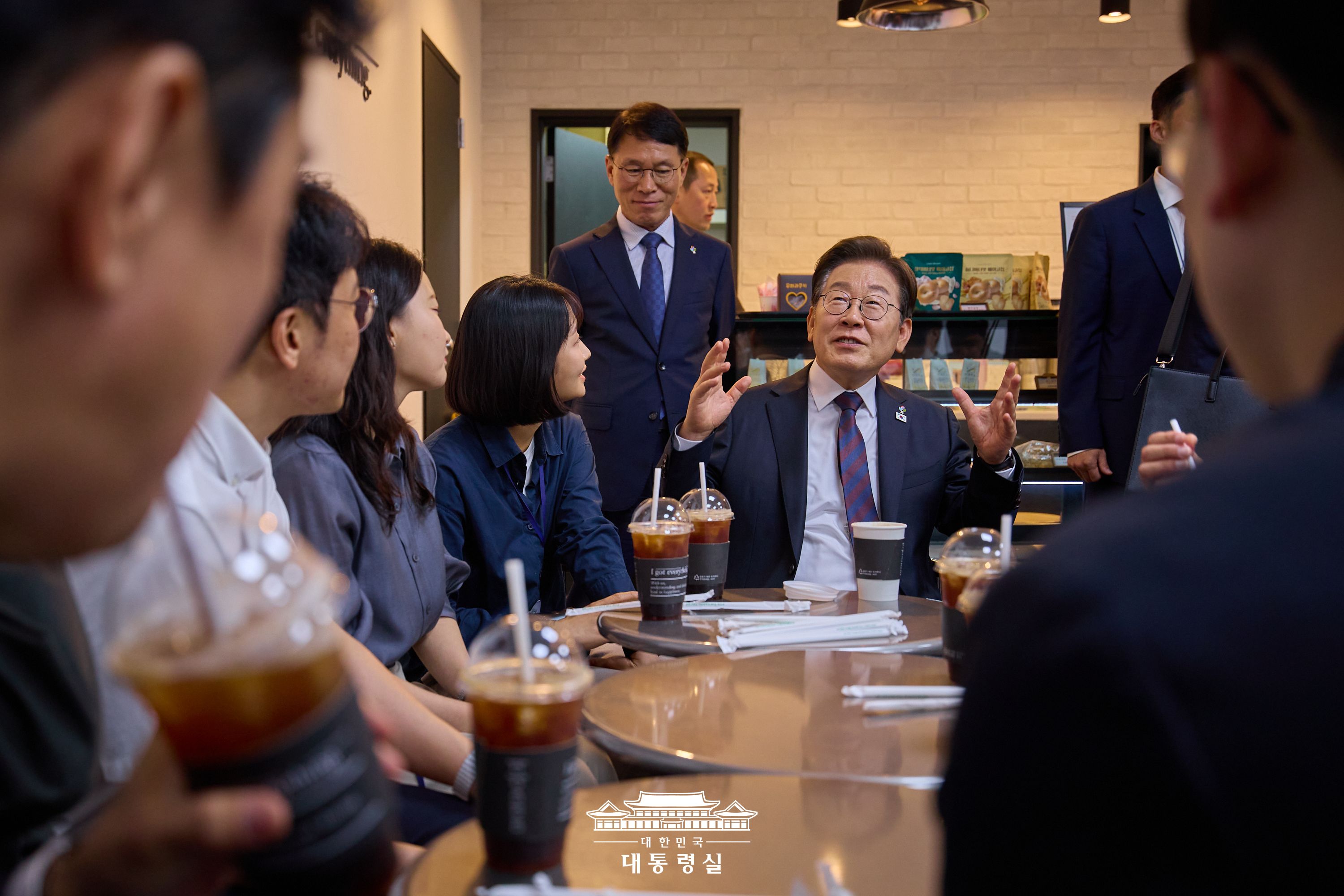 이재명 대통령이 대통령실 청사 매점에서 마주친 출입기자단과 대화를 나누는 모습1