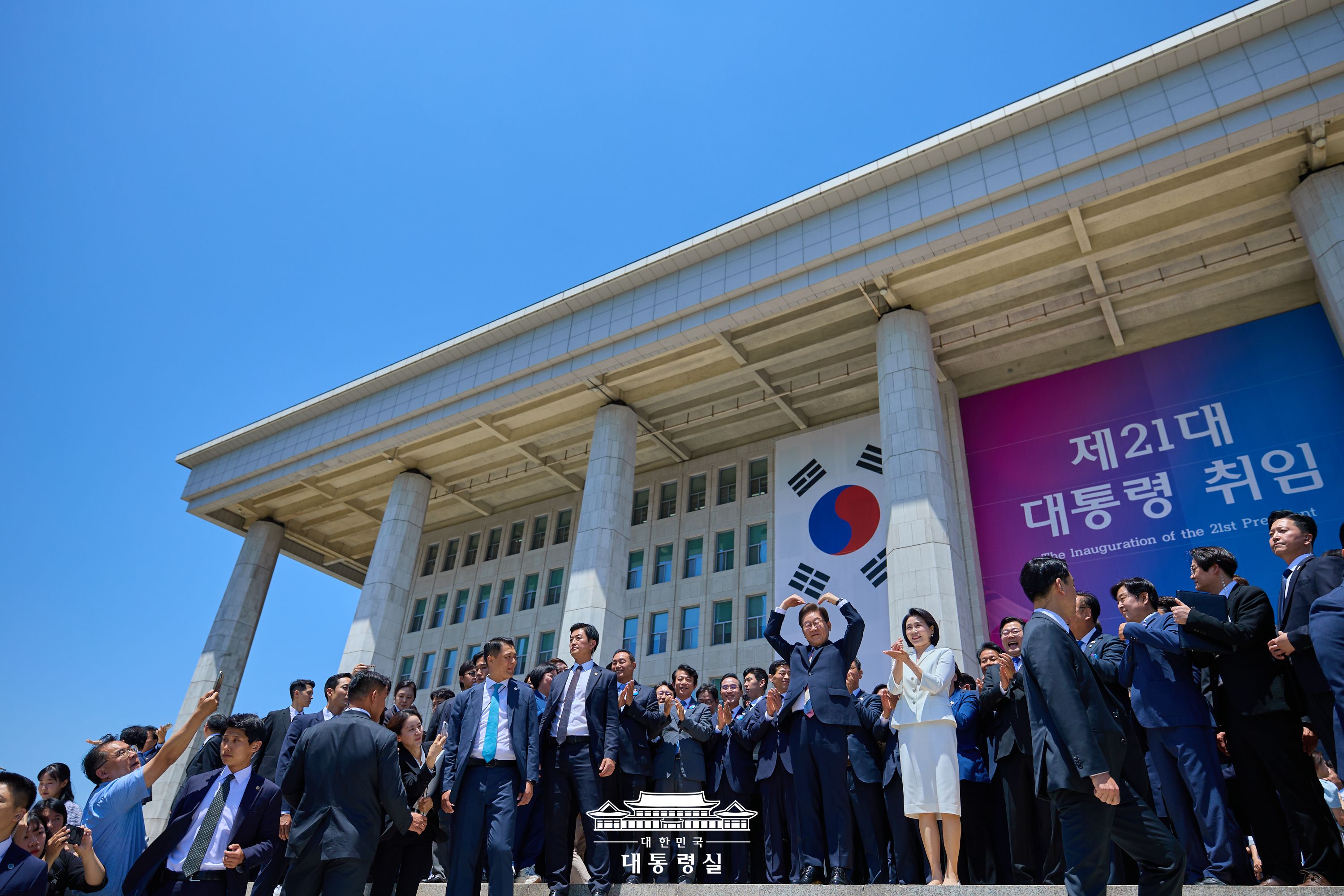 이재명 대통령과 김혜경 여사가 제21대 대통령 취임선서를 마친 뒤 본청 앞마당에서 시민들에게 인사하고 있다.