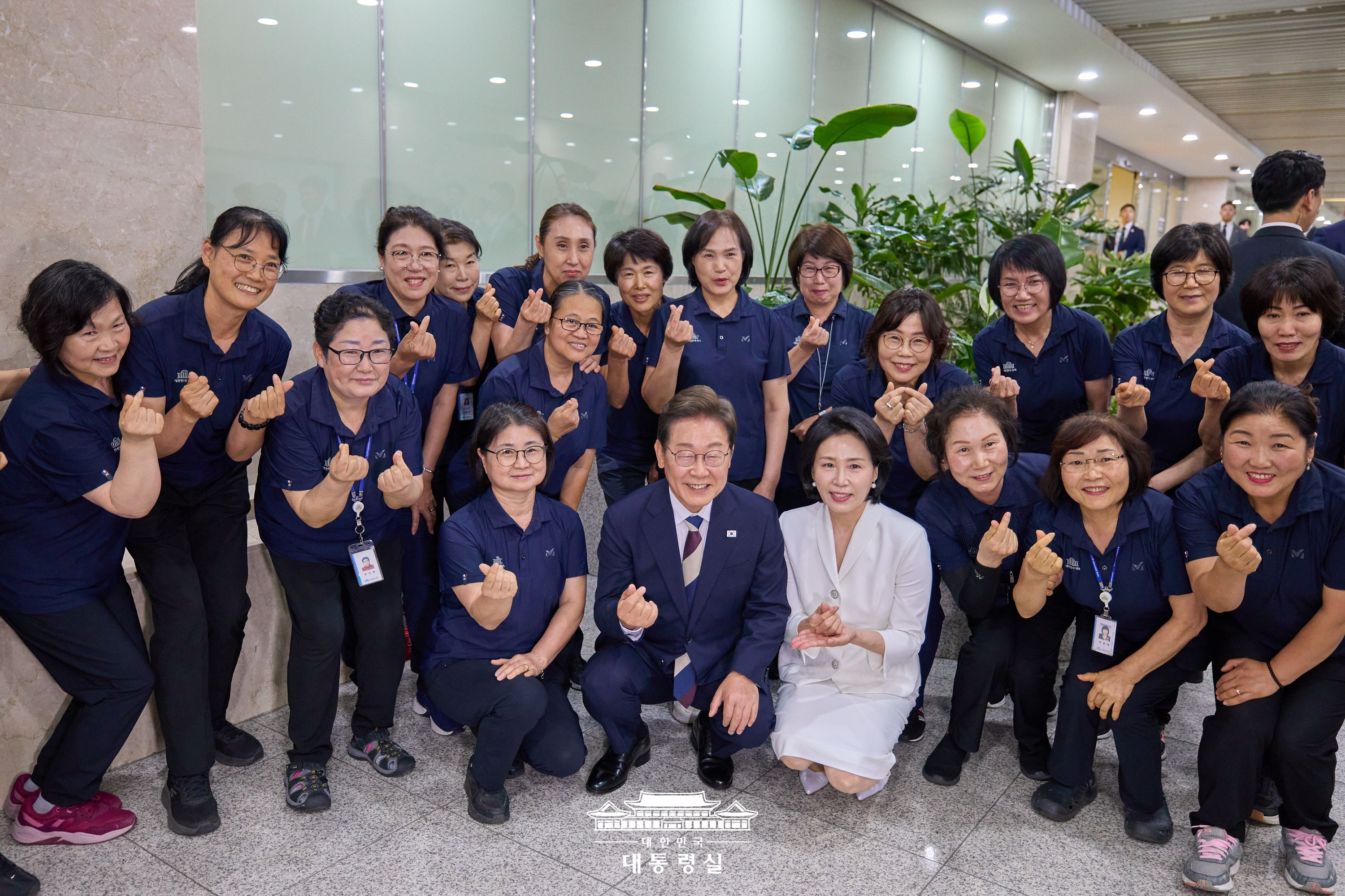 이재명 대통령과 김혜경 여사가 국회 내 근로자들과 기념촬영을 하고 있다.