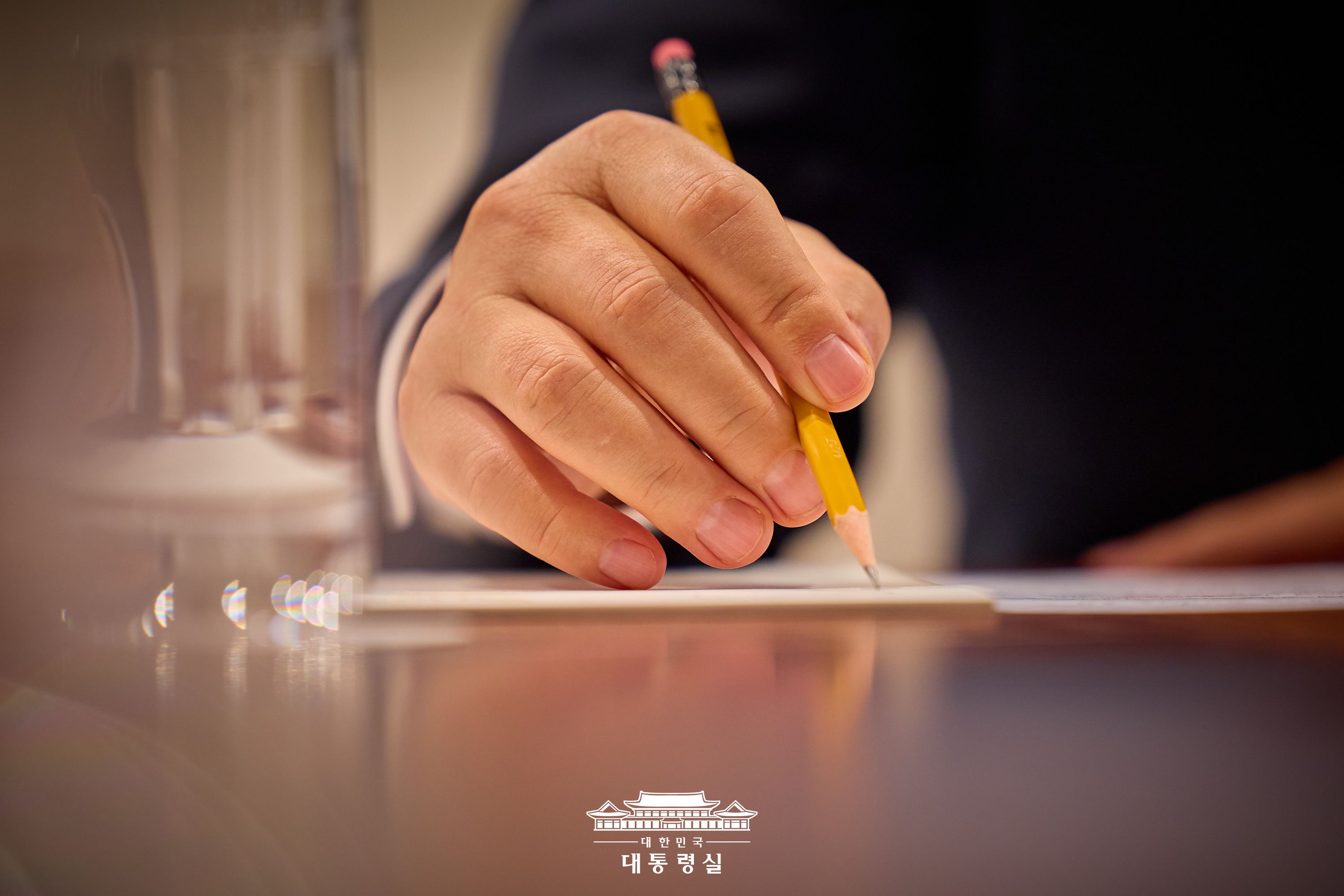 이재명 대통령의 연필 쥔 손