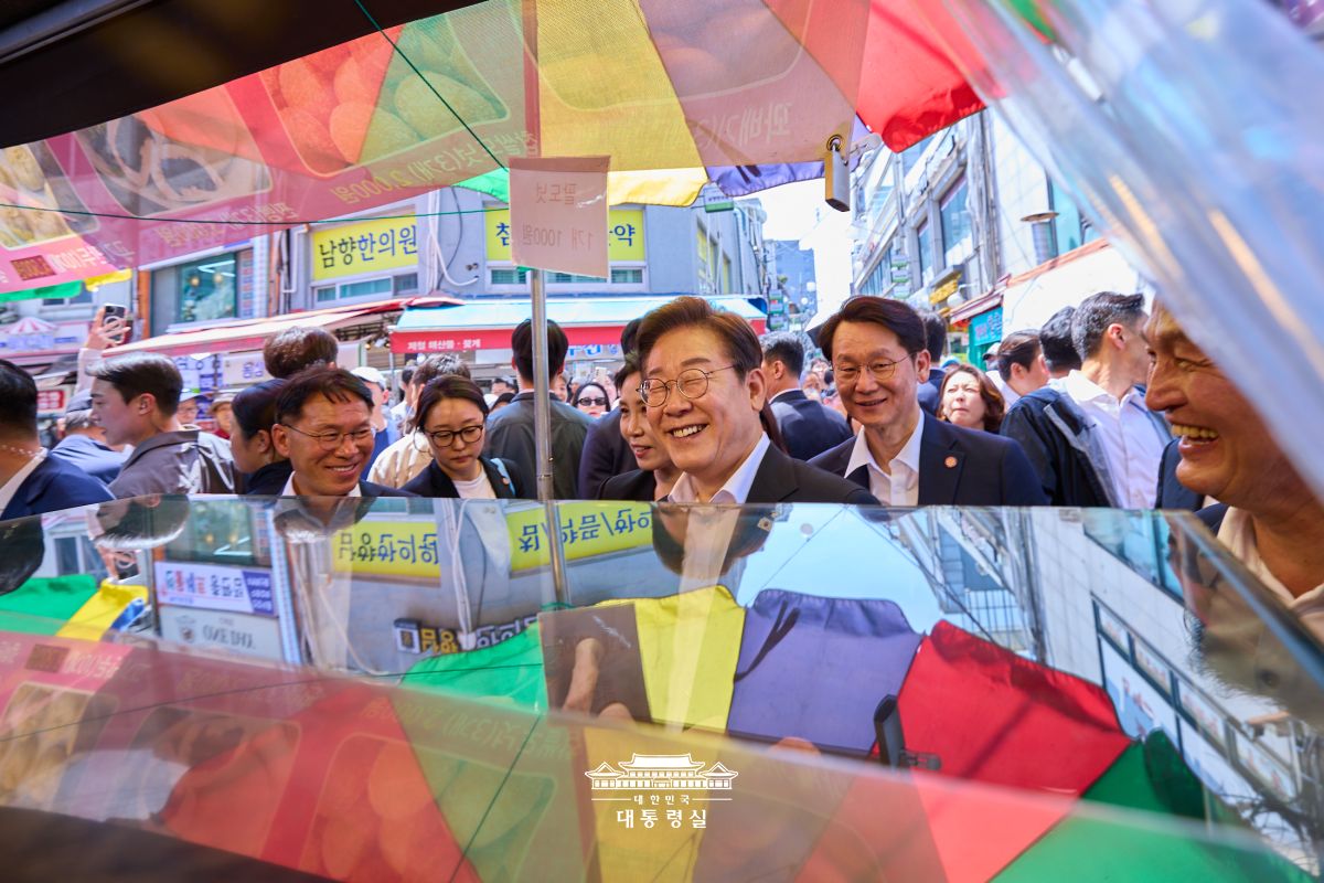 남성사계시장 방문한 이재명 대통령과 김혜경 여사5