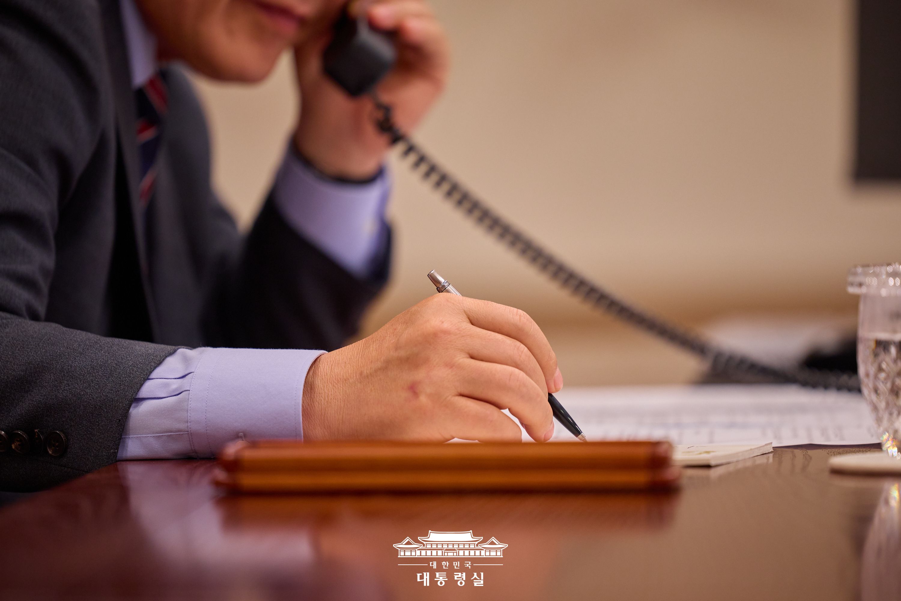 이재명 대통령이 통화하는 모습2