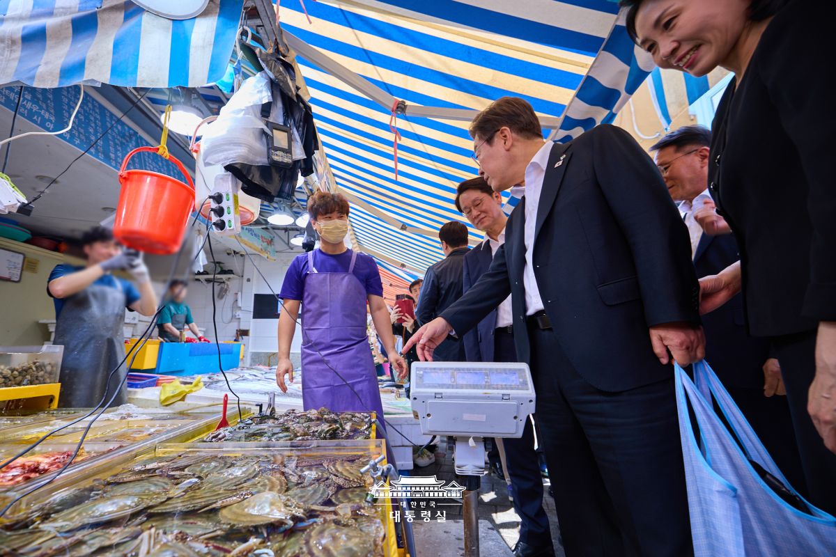 남성사계시장 방문한 이재명 대통령과 김혜경 여사7