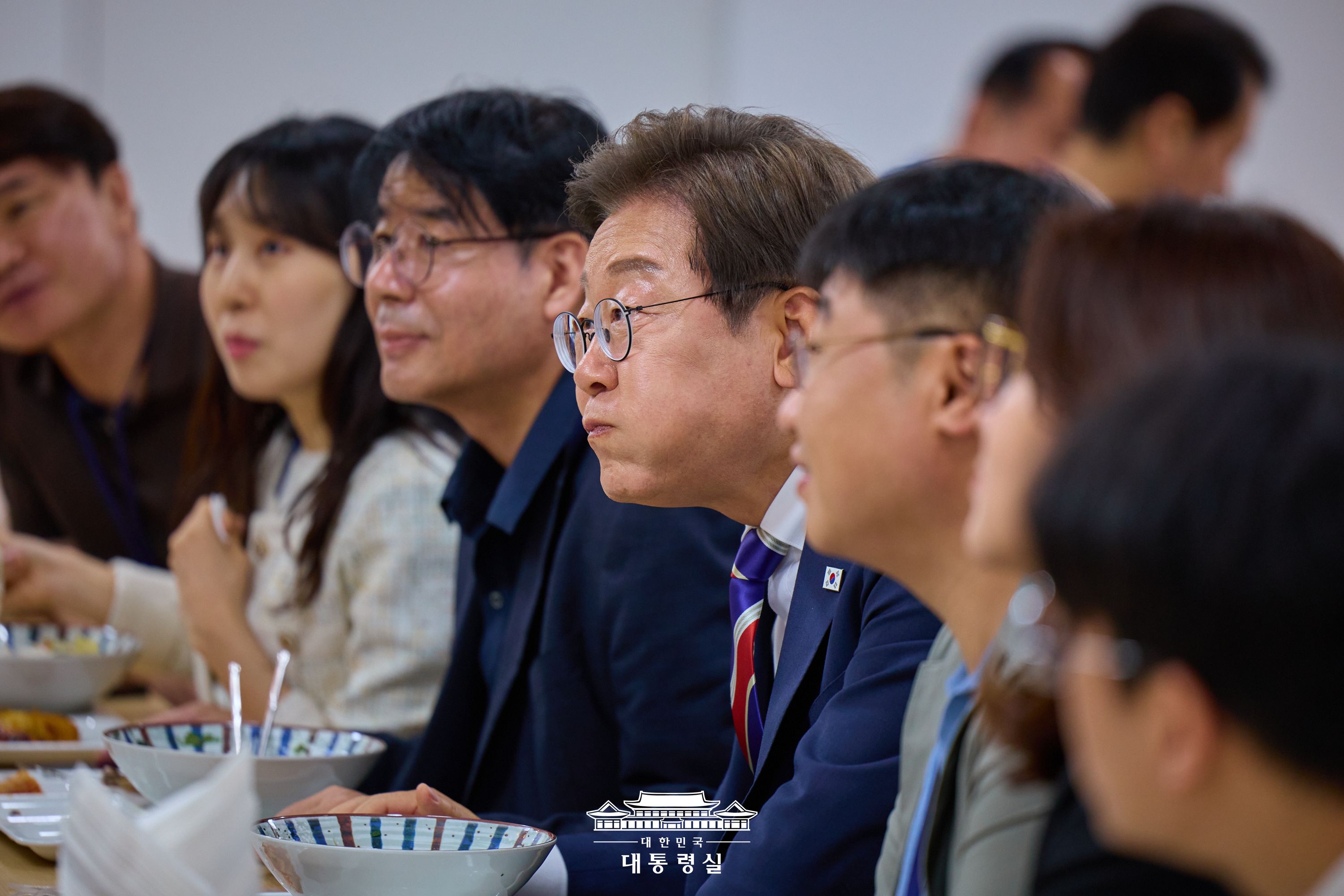대통령실 기자식당에서 기자단과 함께 점심식사를 하는 이재명 대통령 모습2