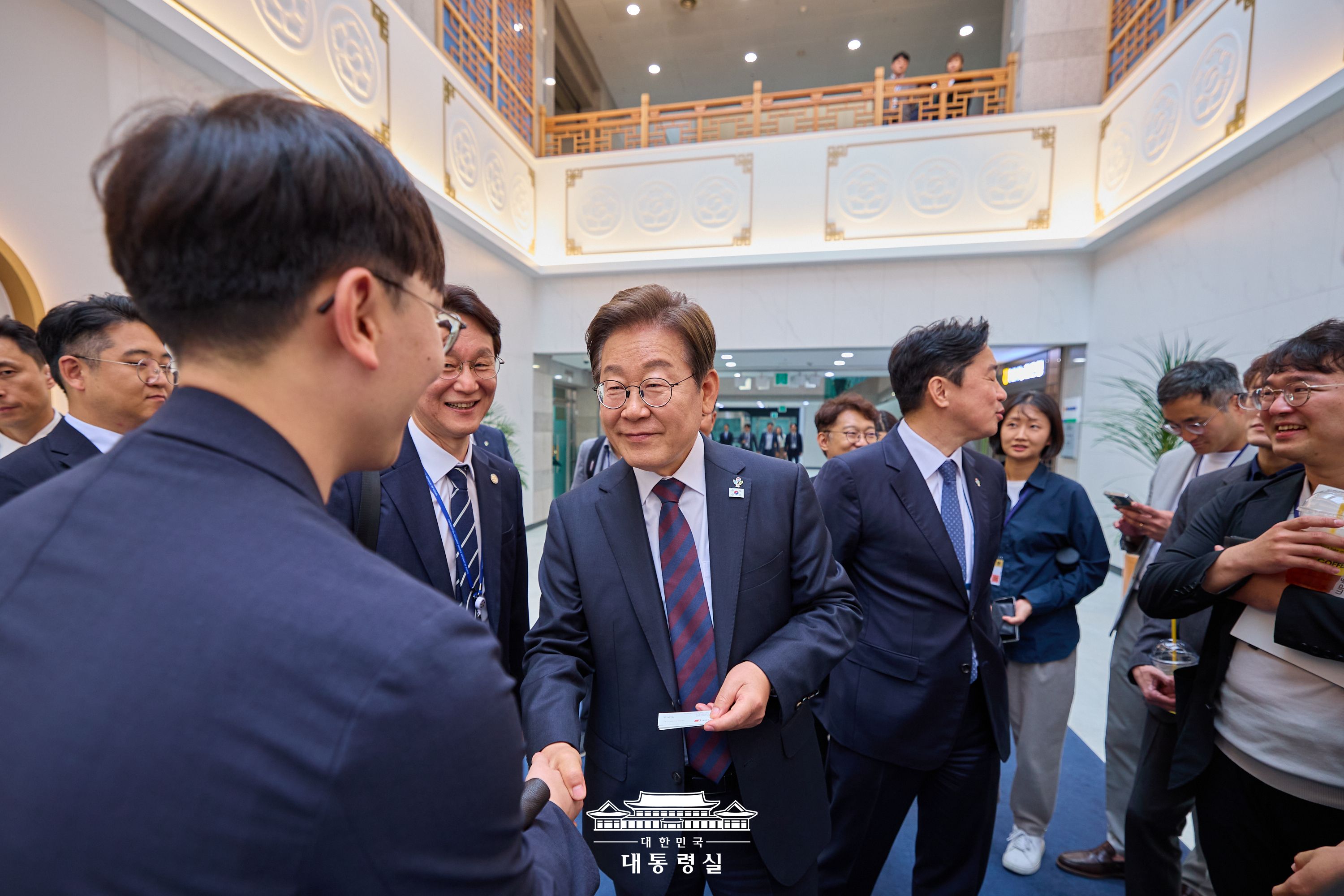 이재명 대통령이 대통령실 청사 출입기자단과 인사를 하고 있다.