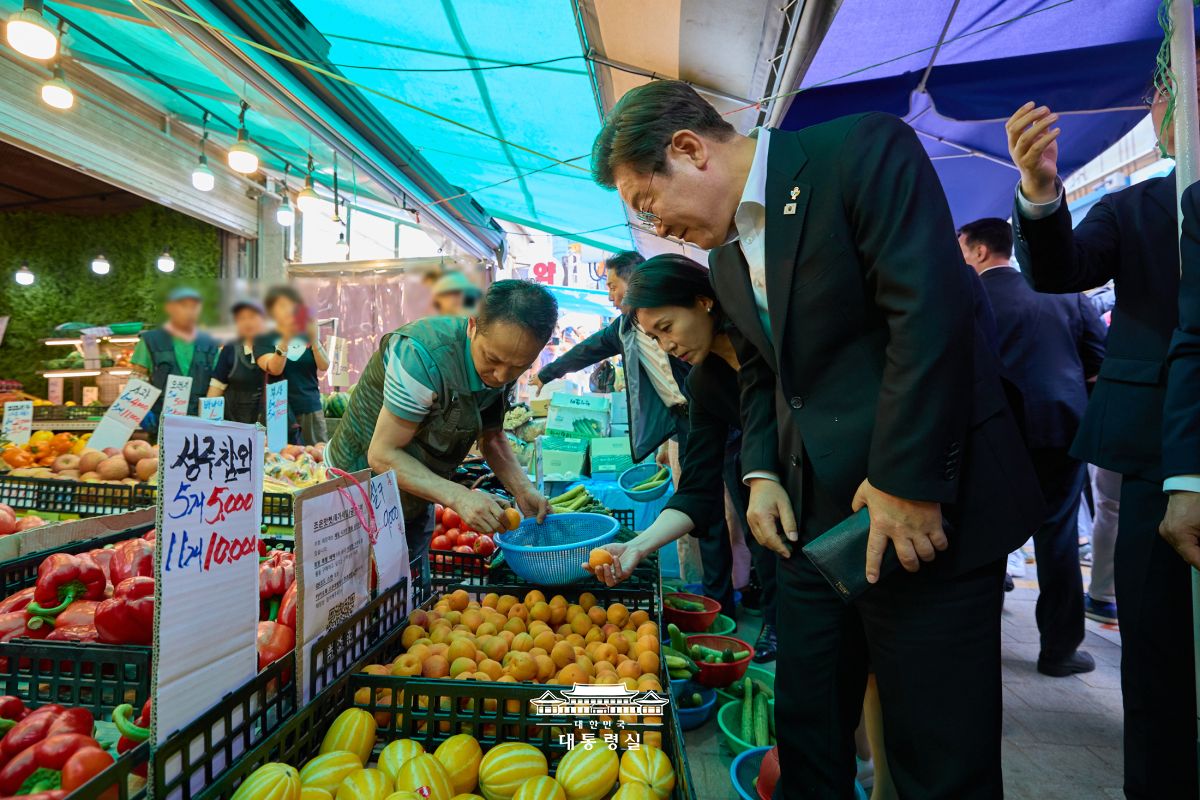 남성사계시장 방문한 이재명 대통령과 김혜경 여사1