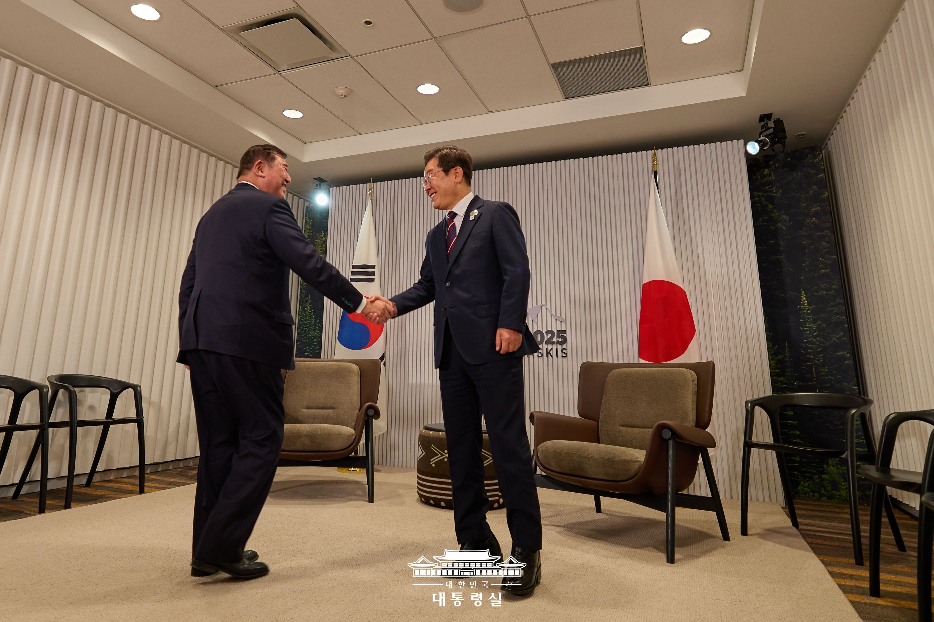 이시바 시게루 일본 총리와 첫 정상회담을 가졌습니다 슬라이드1