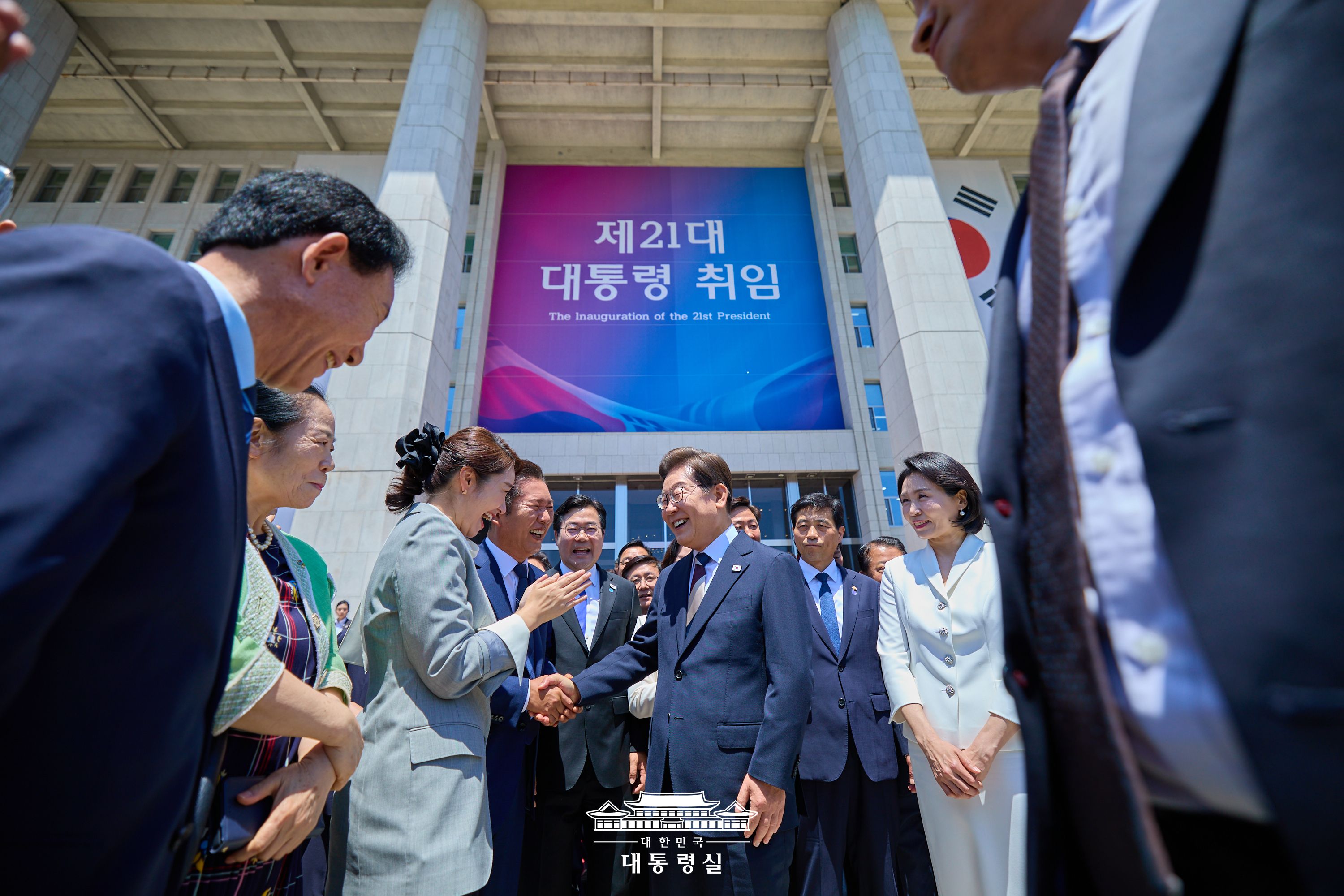 이재명 대통령과 김혜경 여사가 제21대 대통령 취임선서를 마치고 사람들과 인사하고 있다.