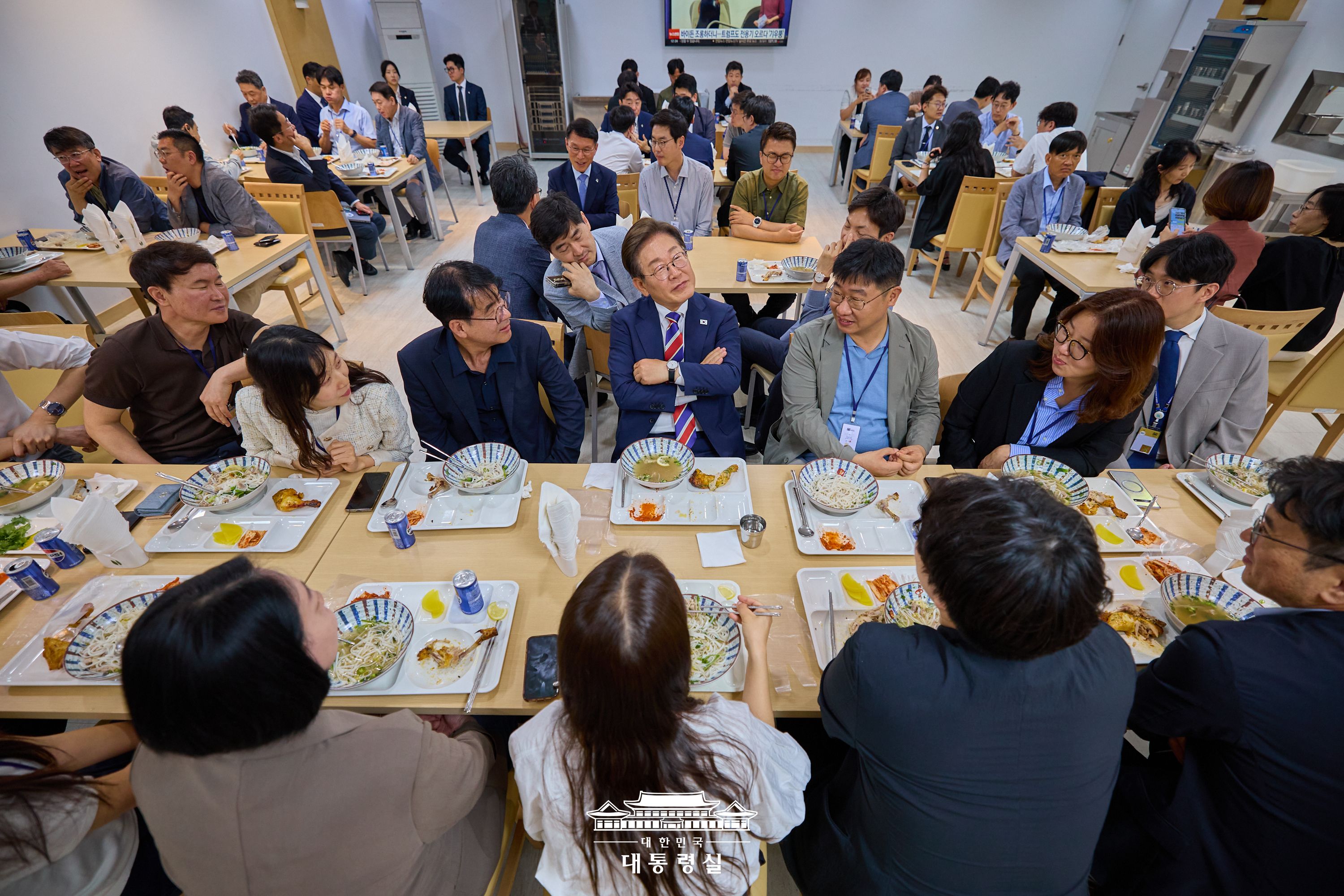 대통령실 기자식당에서 기자단과 함께 점심식사를 하는 이재명 대통령 모습3