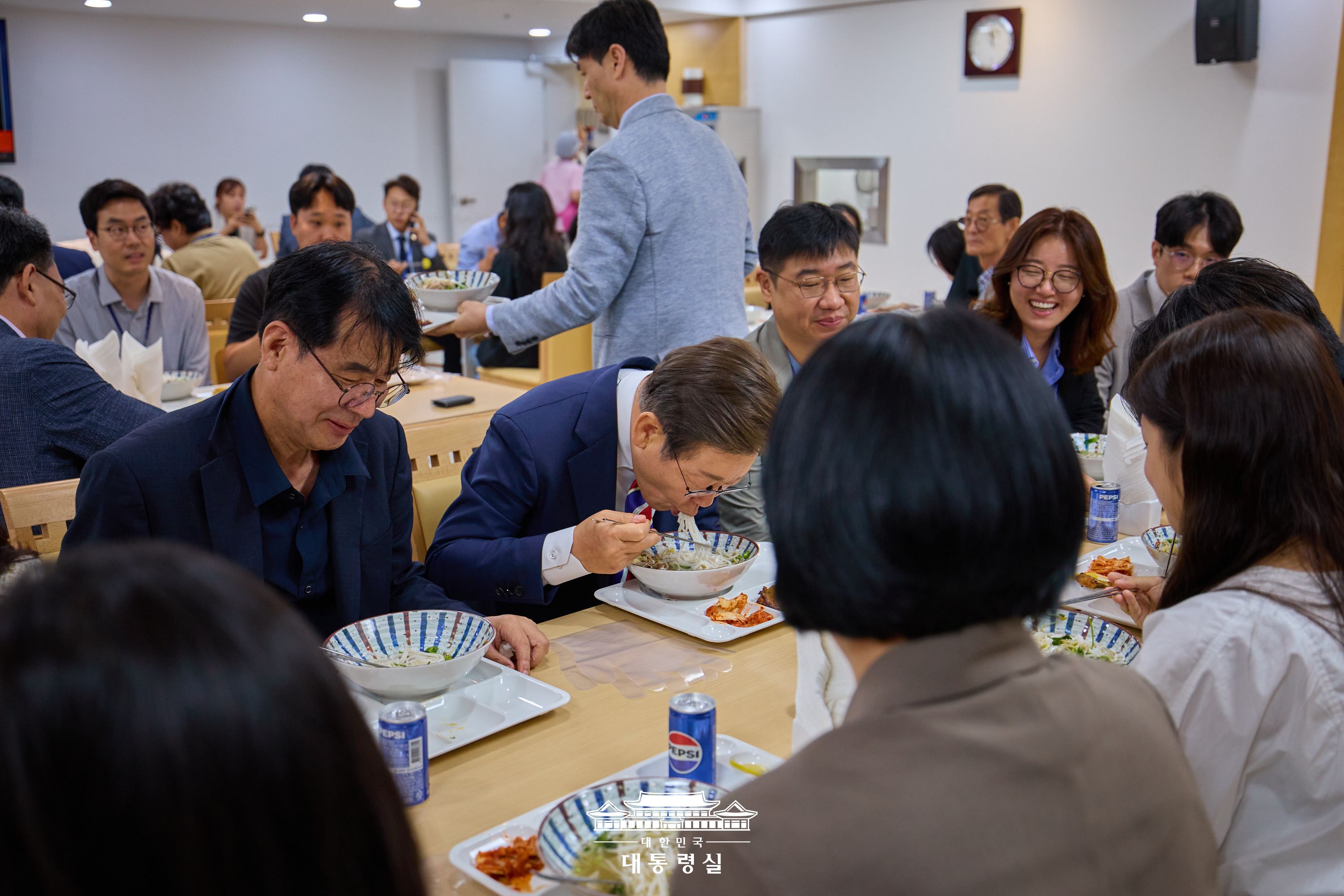 대통령실 기자식당에서 기자단과 함께 점심식사를 하는 이재명 대통령 모습1
