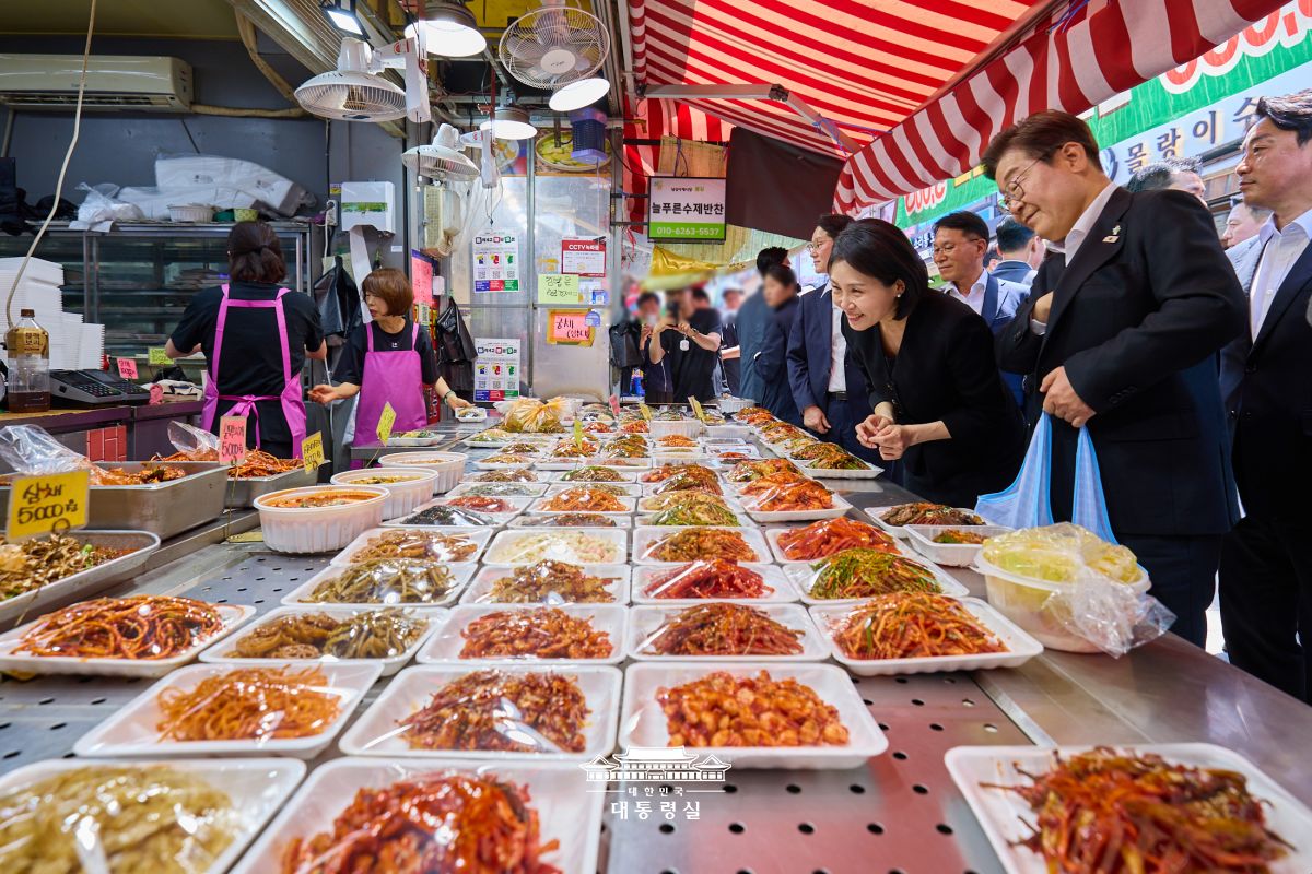남성사계시장 방문한 이재명 대통령과 김혜경 여사4